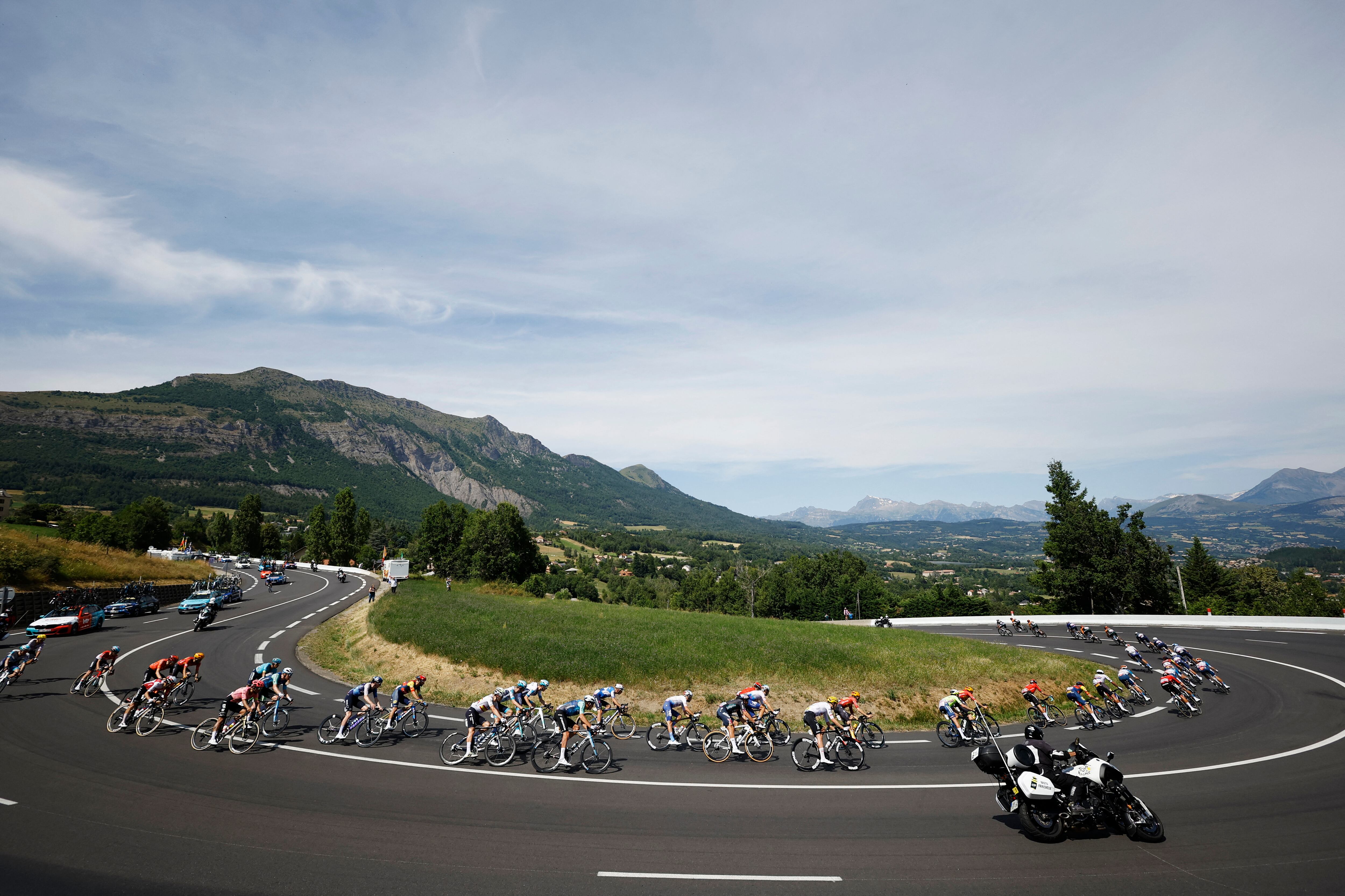 Los ciclistas en el desarrollo de la etapa 17 del Tour de Francia - crédito Stephane Mahe / REUTERS 