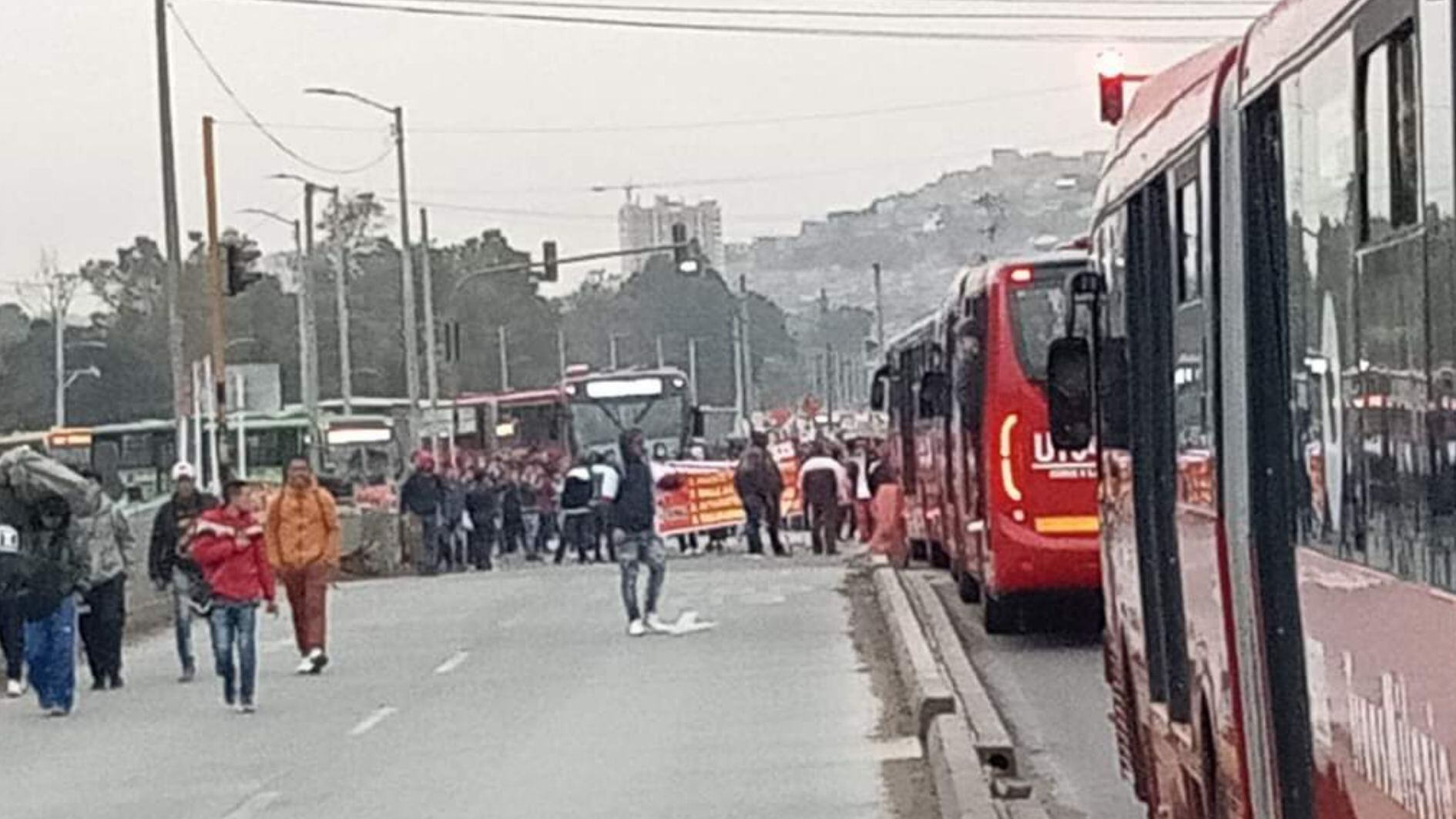 Cientos de usuarios se quedaron sin poder ingresar al portal de Usme y con ello el transporte hacia sus lugares de trabajo se ha visto perjudicado - crédito Maribel Colorado