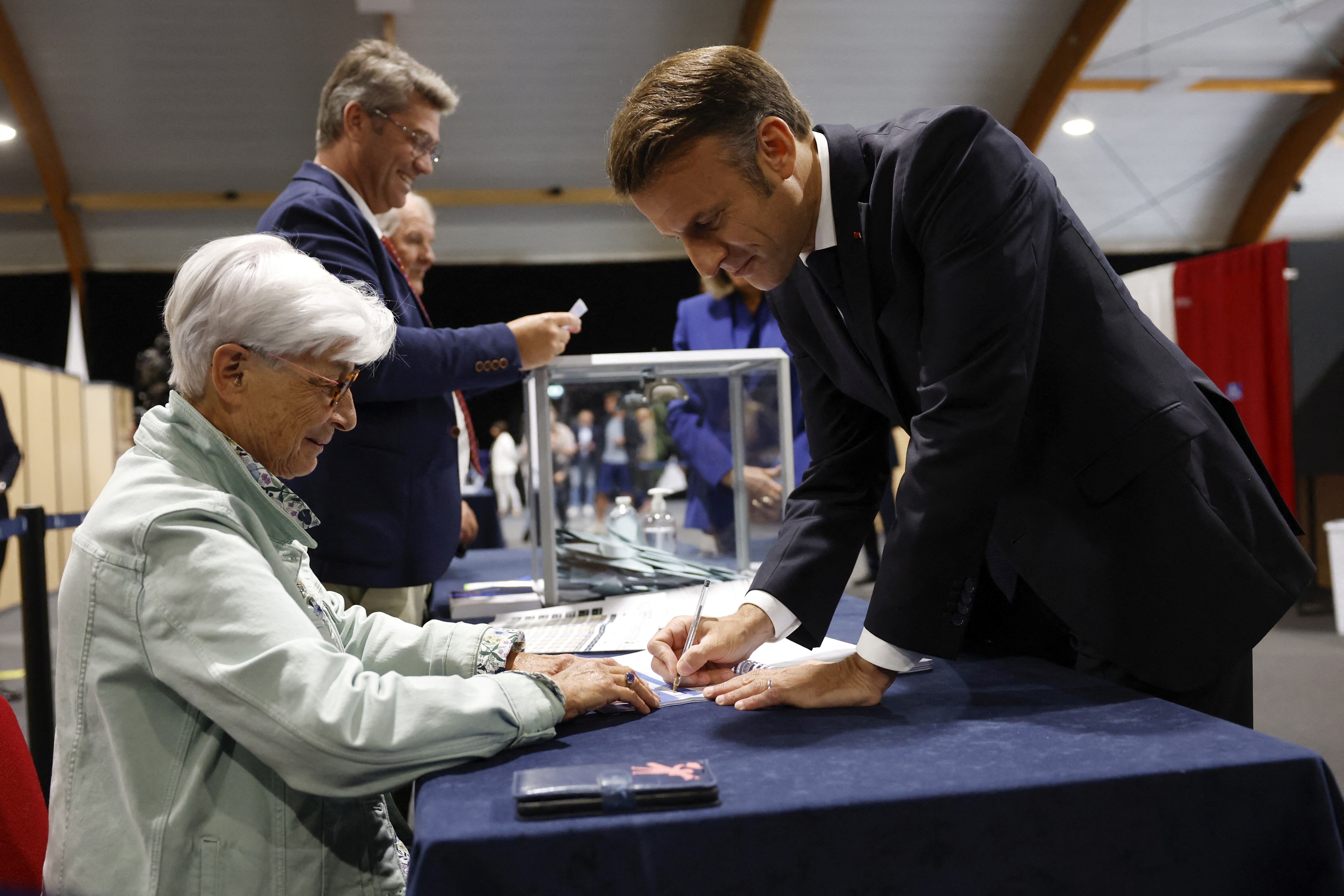 Macron, en el momento de votar. (Reuters)