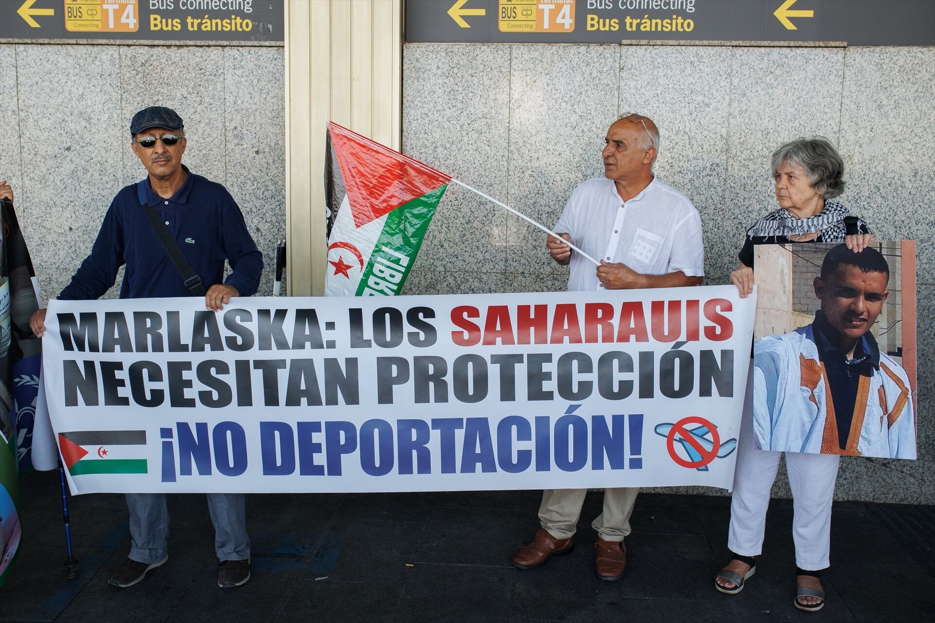 Varias personas apoyan con pancartas a los saharauis retenidos en el Aeropuerto Adolfo Suárez-Madrid Barajas. (Alejandro Martínez Vélez / Europa Press)