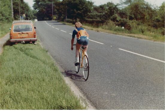 Contrarreloj de adolescente como parte del club ciclista de Surrey que su padre ayudaba a dirigir. (De Keir Starmer. Una biografía) No usar sin el contexto del libro