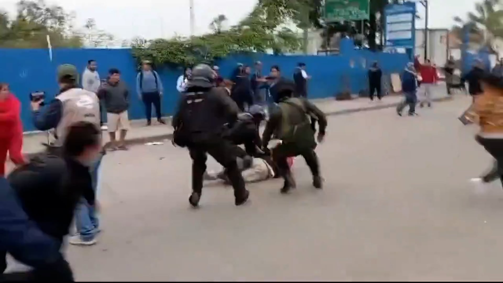 Polémica en Salta: denuncian que la Policía de Bolivia ingresó al país en medio del violento desalojo de un bloqueo en la frontera