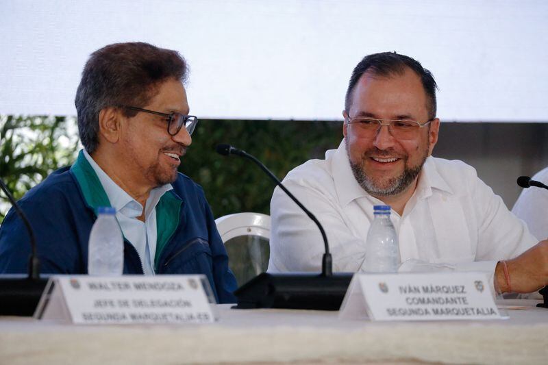 Iván Márquez, comandante del grupo armado Segunda Marquetalia, e Yvan Gil Pinto asisten a una conferencia de prensa tras el inicio de las conversaciones de paz en Caracas, Venezuela, el 24 de junio de 2024. REUTERS/Leonardo Fernandez Viloria