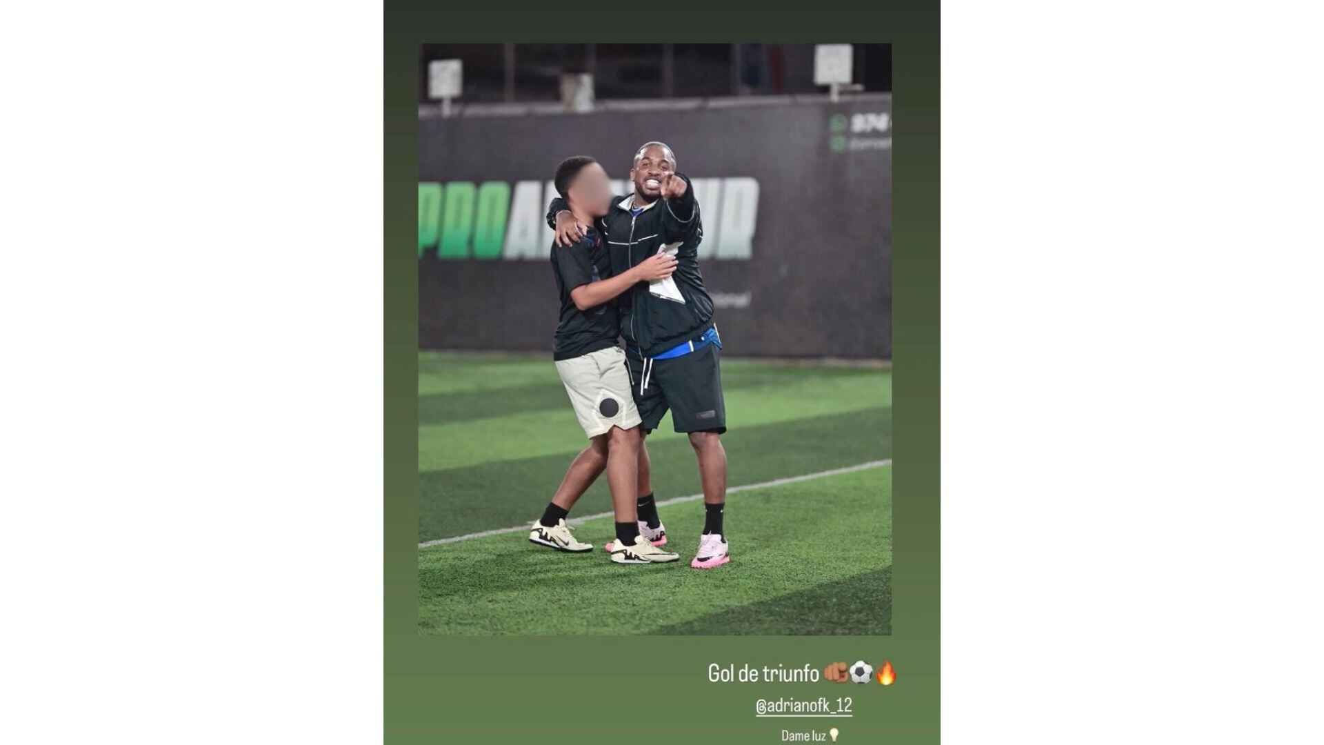 Jefferson Farfán publicó foto con su hijo celebrando el gol de la victoria en 'pichanga'.