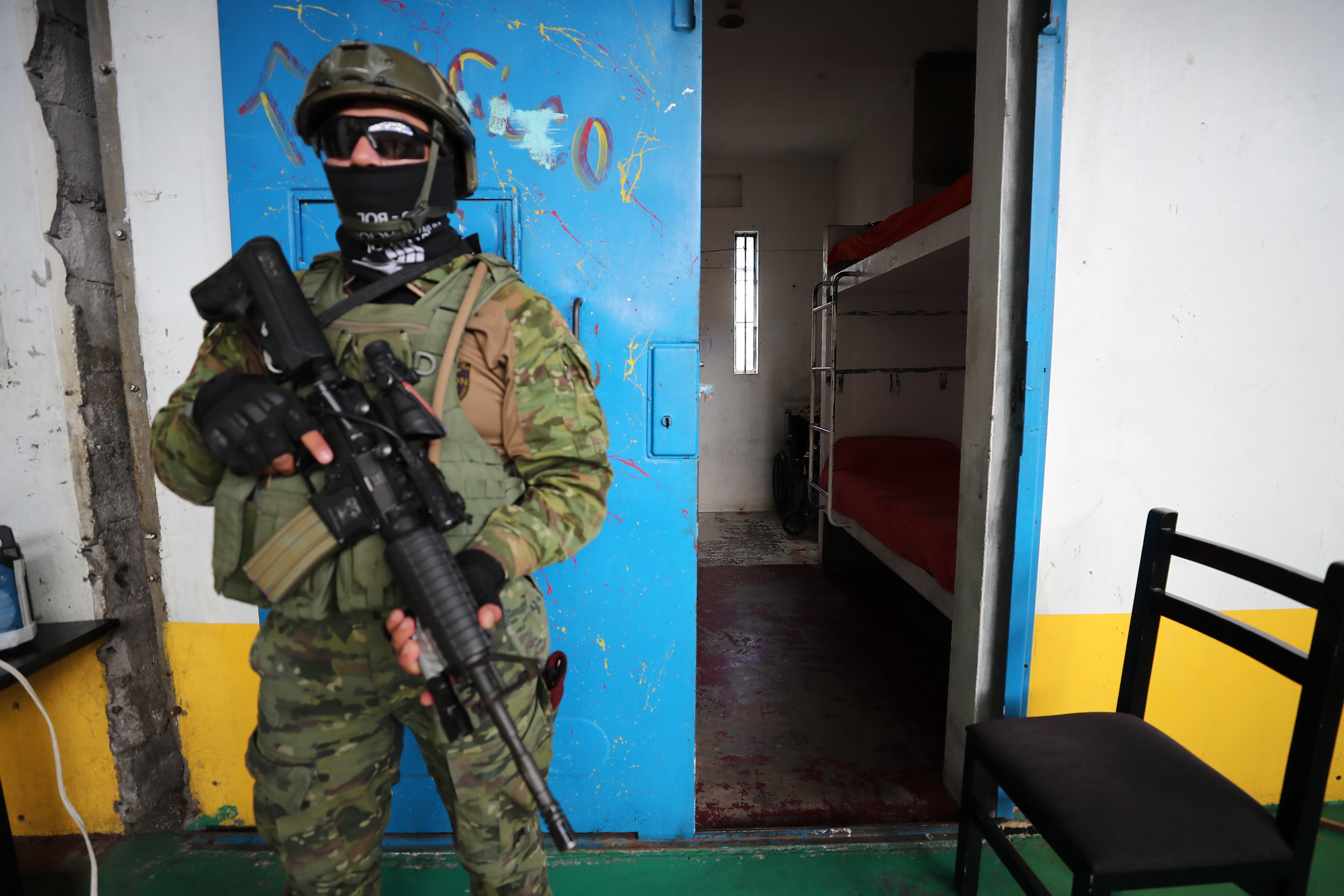 Fotografía de archivo de un miembro de las Fuerzas Armadas en una cárcel de Ecuador. EFE/ José Jácome
