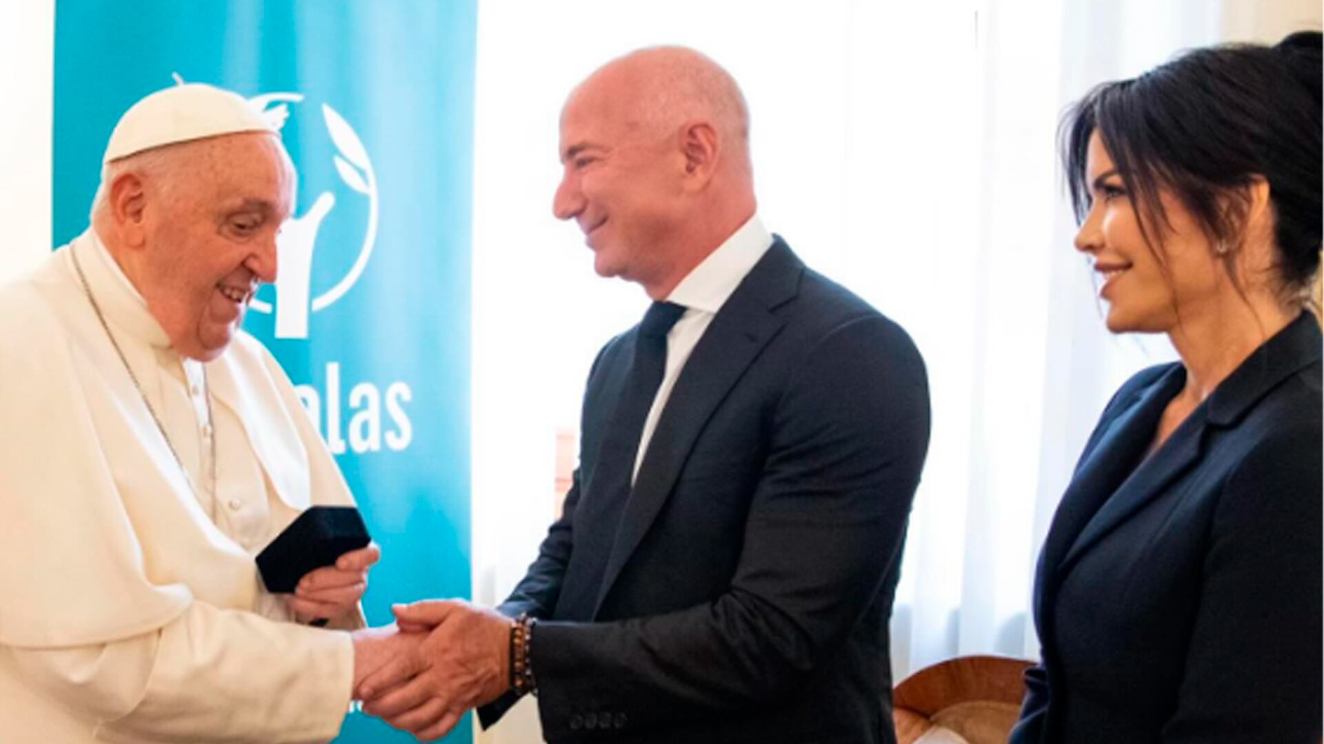 Bezos y Sanchez se reúnen con el Papa Francisco para hablar de acción climática en el vaticano