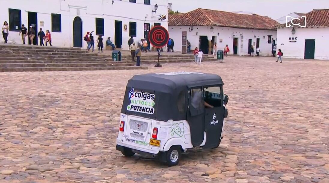 Los participantes se movilizaron en motocarro por las calles de Villa de Leyva - crédito Canal RCN