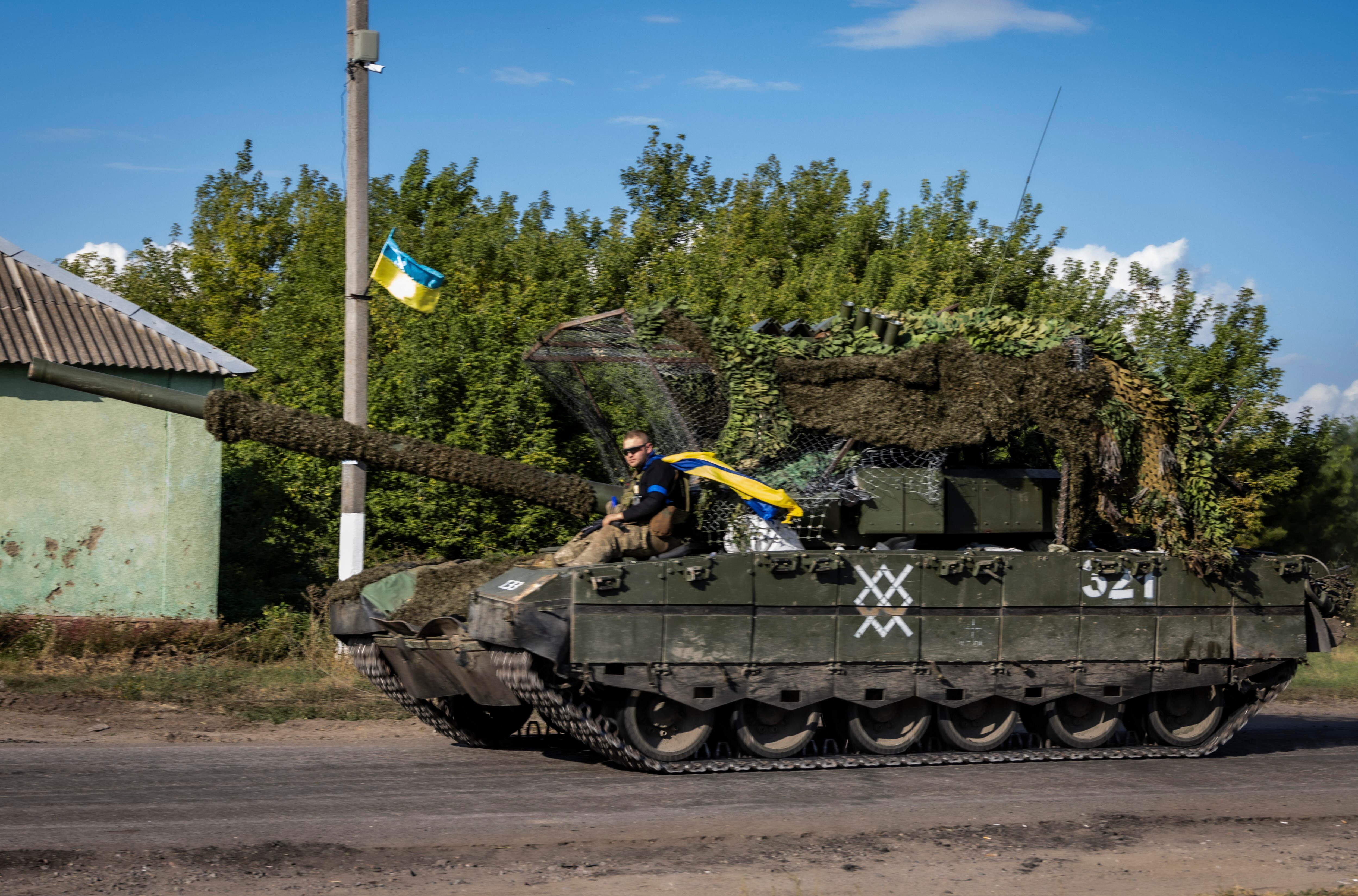 Un tanque ucraniano en la frontera con Rusia (EFE/EPA/NIKOLETTA STOYANOVA)
