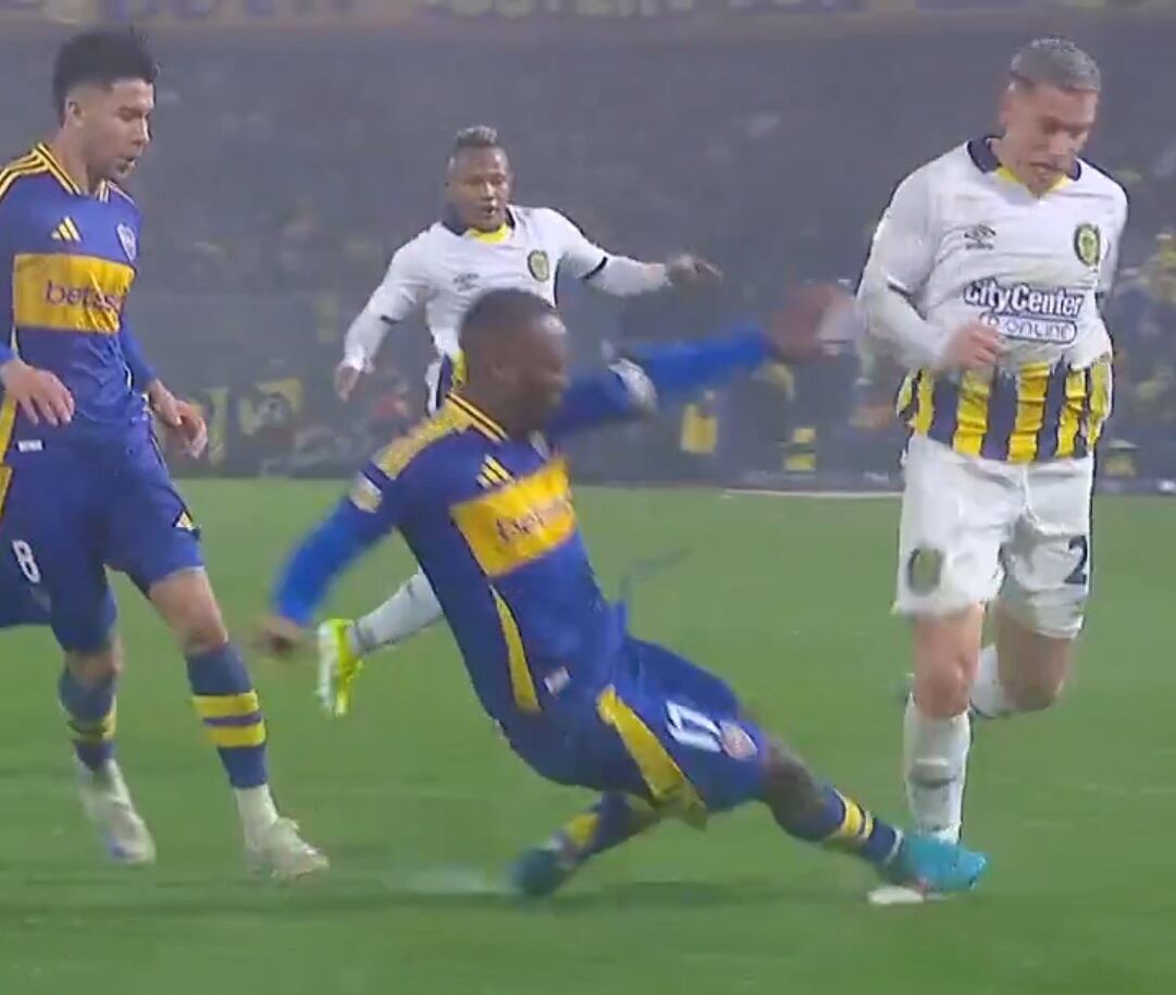 Luis Advíncula y su brutal patada contra Enzo Copetti en Boca Juniors vs Rosario Central por Liga Profesional Argentina 2024. - captura: ESPN