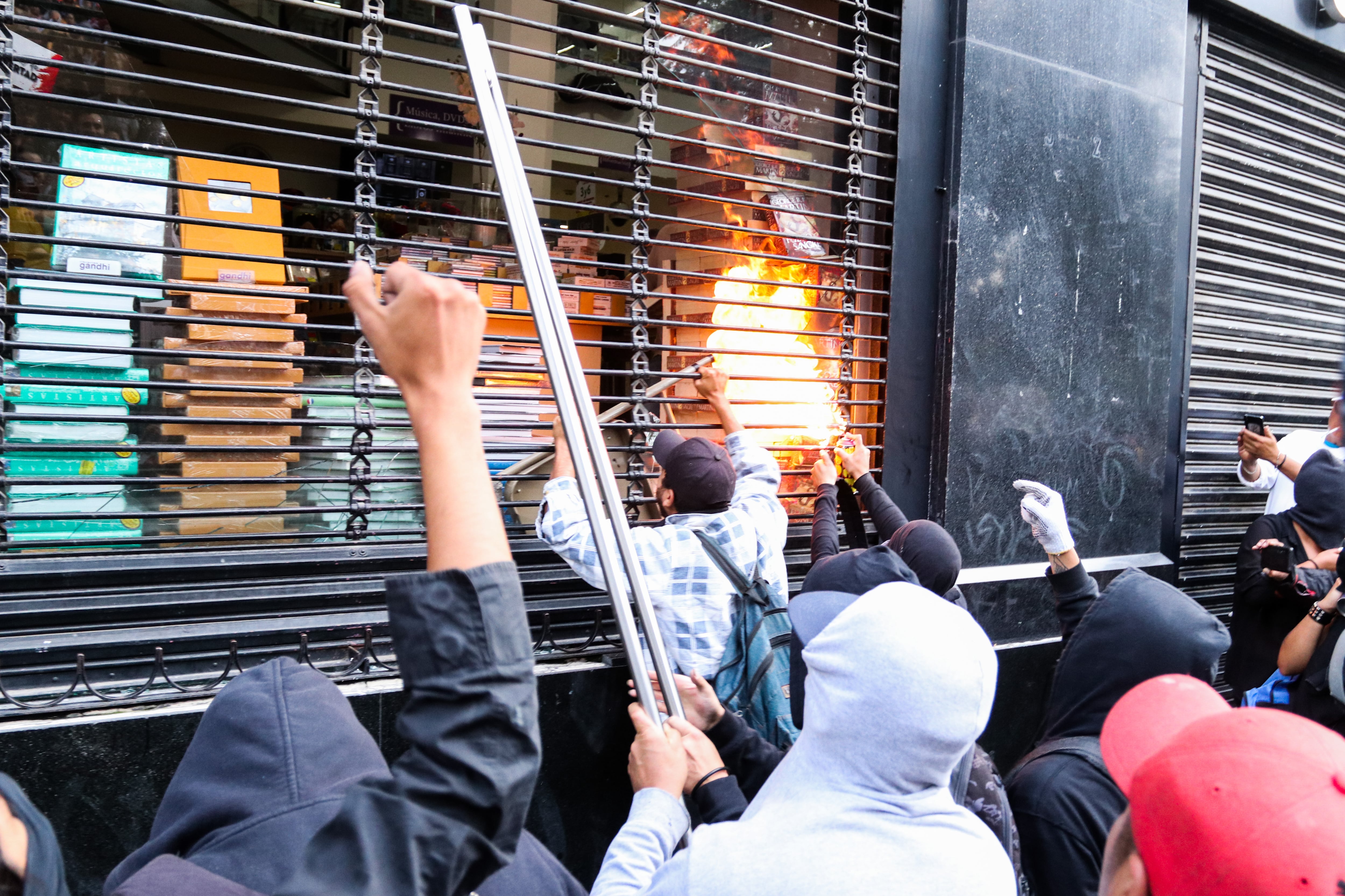 Un grupo de encapuchados realizó destrozos a algunos establecimientos. (Foto: Cuartoscuro)