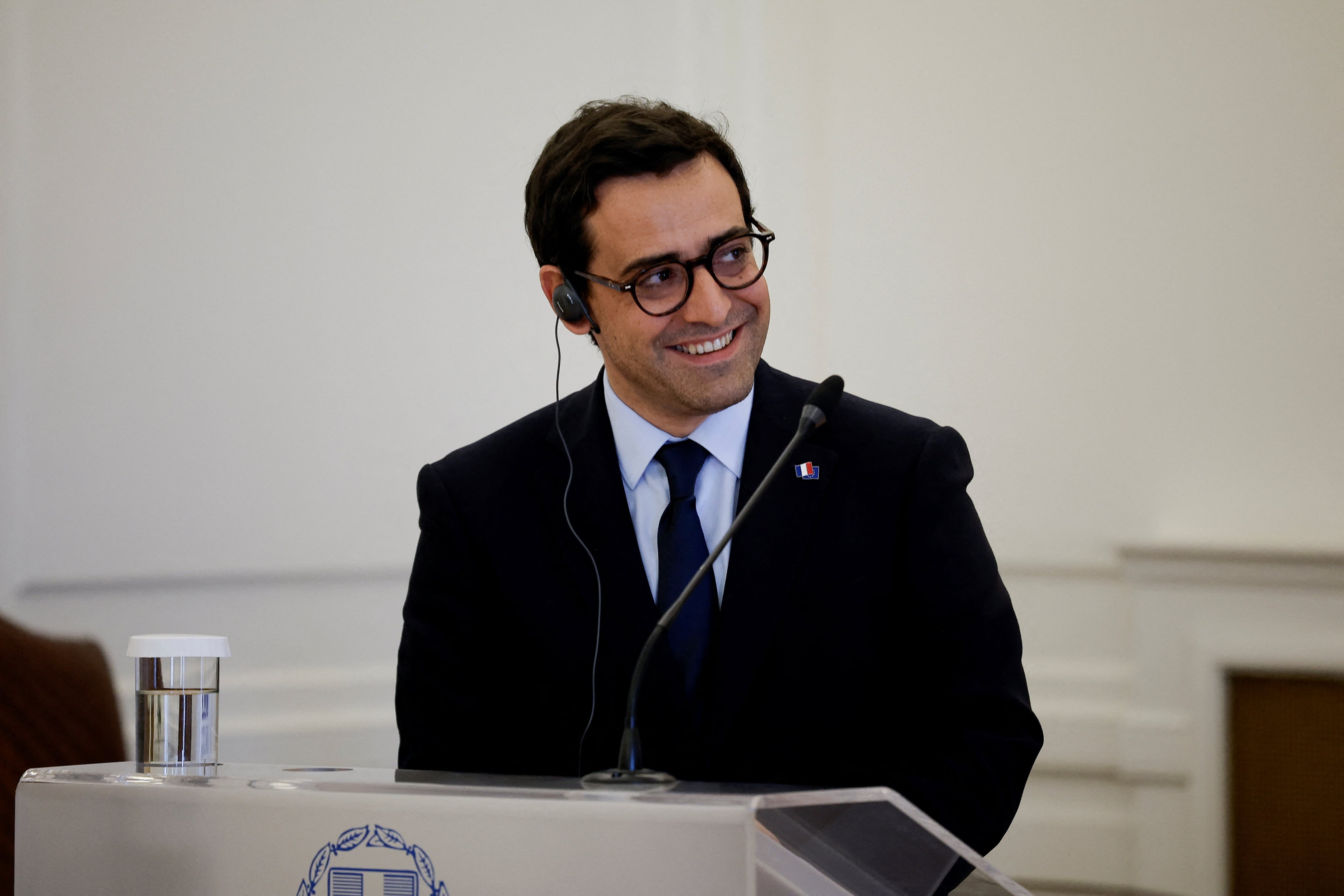 El ministro de Asuntos Exteriores francés, Stéphane Séjourné, en Atenas, Grecia, el 16 de septiembre de 2024. (REUTERS/Louiza Vradi)