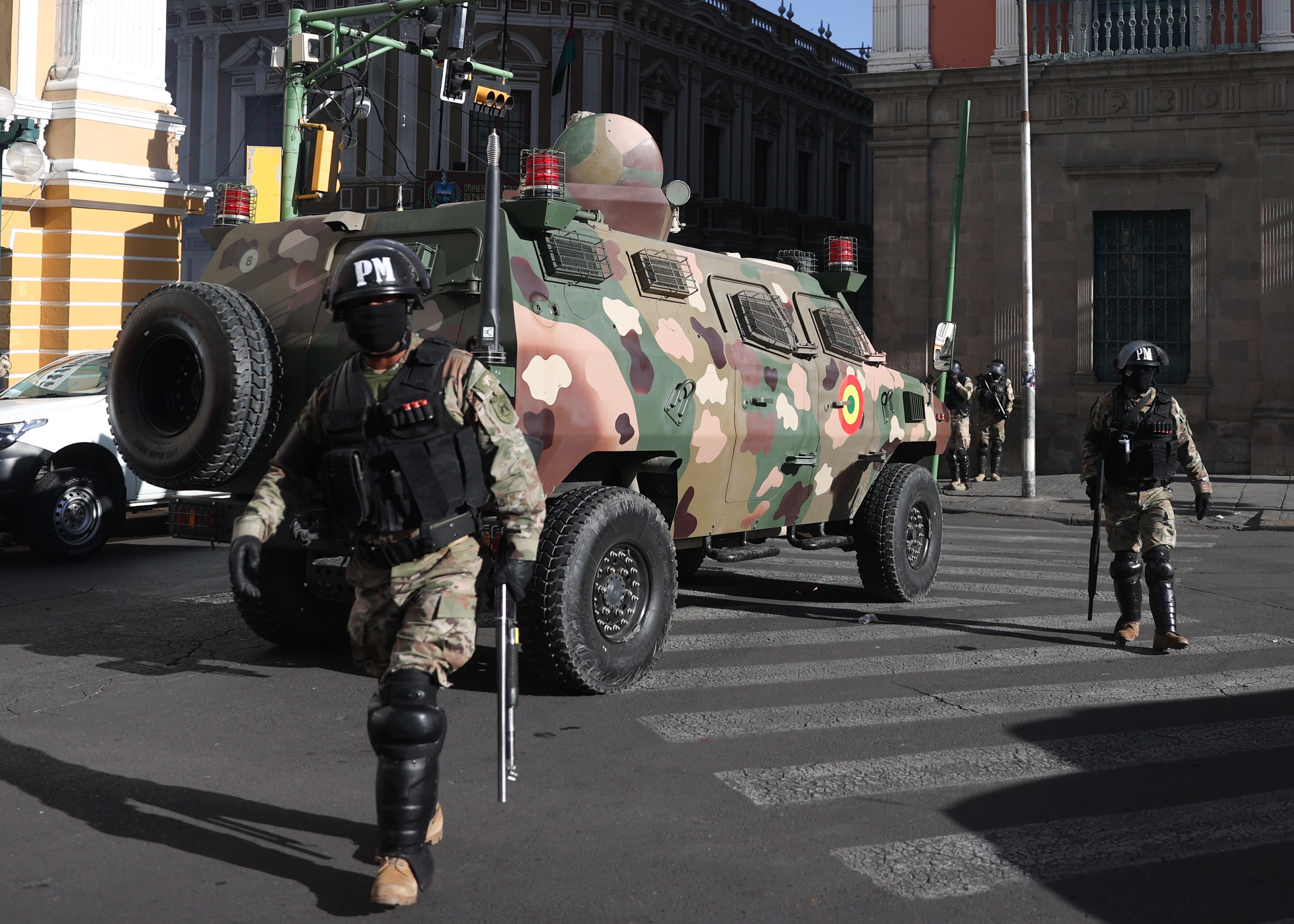 Fotografía de un tanque militar frente a la sede del Gobierno de Bolivia, este miércoles en La Paz (Bolivia). EFE/ Luis Gandarillas
