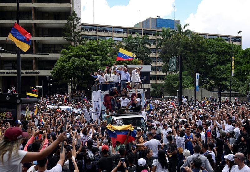 Los líderes opositores María Corina Machado y Edmundo González se dan un baño de masas con sus seguidores tras las elecciones presidenciales, en Caracas, Venezuela. 30 julio 2024. REUTERS/Gaby Oraa