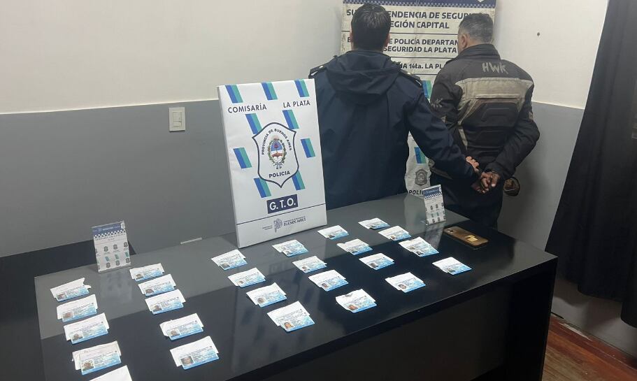 Vendías licencias de conducir truchas por redes sociales y las entregaban a domicilio: tres detenidos