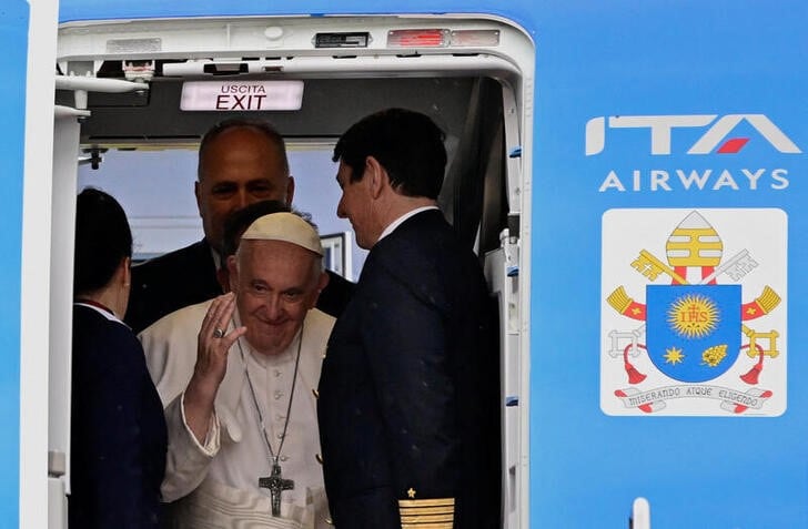 El Papa Francisco saluda desde el avión