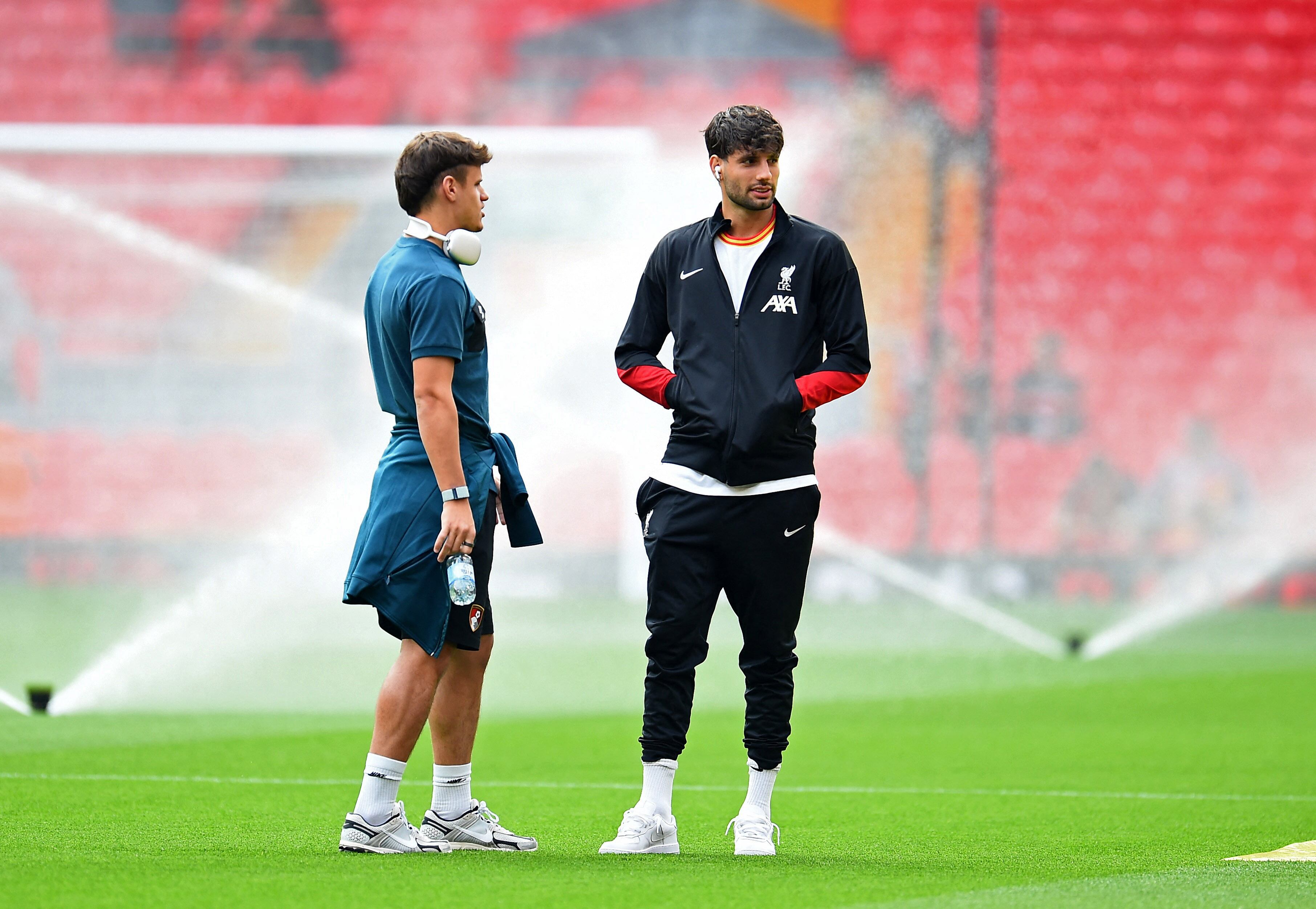 Los húngaros Dominik Szoboszlai y Milos Kerkez en el campo de juego previo al partido y calentamiento-crédito Peter Powell/REUTERS