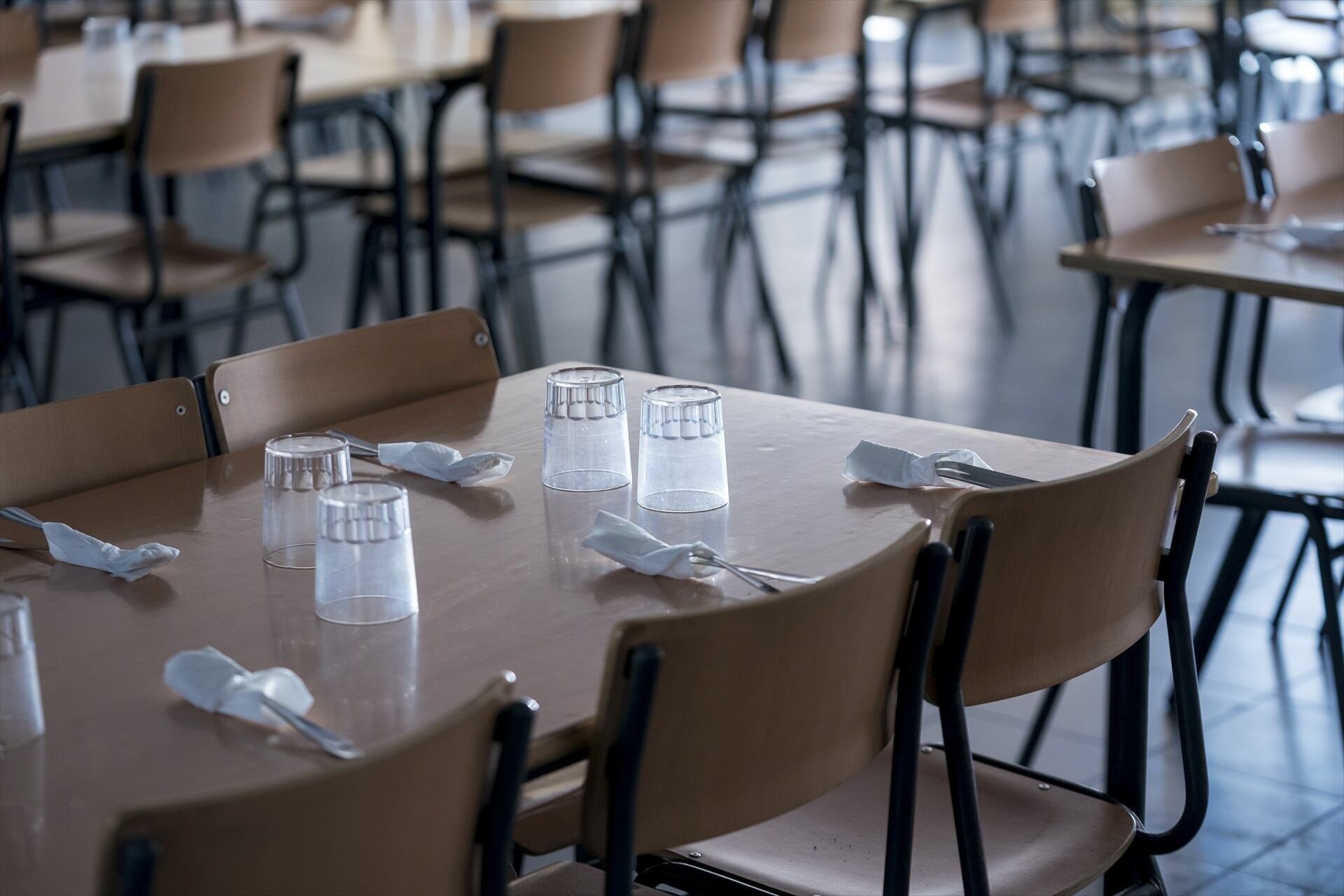 Una mesa de comedor escolar. (A. Pérez Meca / Europa Press)