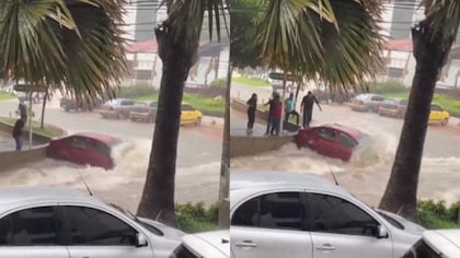 En video quedó el rescate de la conductora de un carro atrapado en los arroyos en Barranquilla