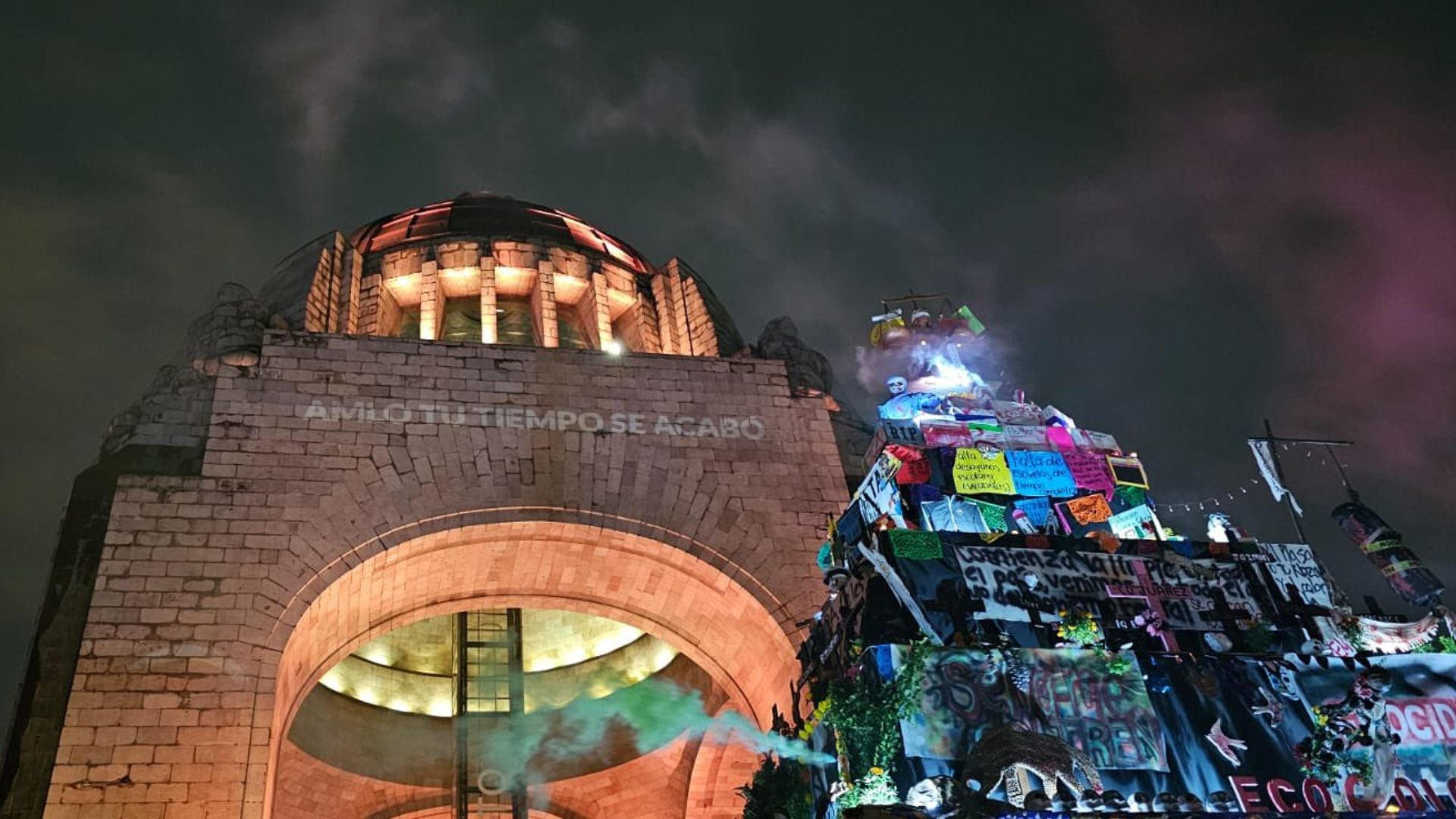 En el Monumento a la Revolución fueron proyectados diversos mensajes. (X/@LauraBruges)