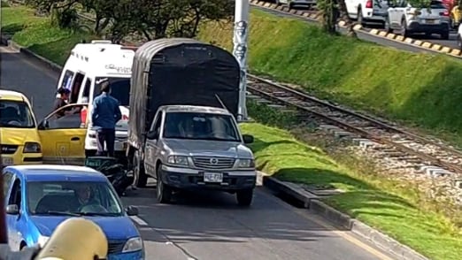 Un taxi y una moto cocaron causando afectaciones en la movilidad al norte de la ciudad - crédito @BogotaTransto/X