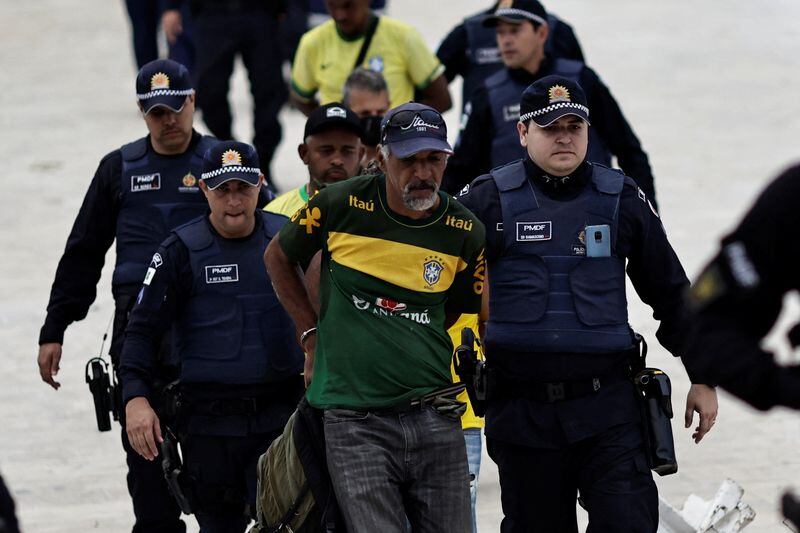 Simpatizantes de Jair Bolsonaro detenidos durante una manifestación contra el presidente Luiz Inácio Lula da Silva