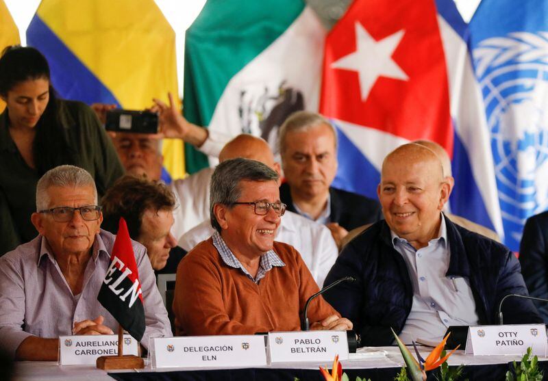 Negociadores del Gobierno y miembros del Ejército de Liberación Nacional (ELN) en medio de los diálogos de paz en Caracas, Venezuela - crédito Leonardo Fernandez/Reuters