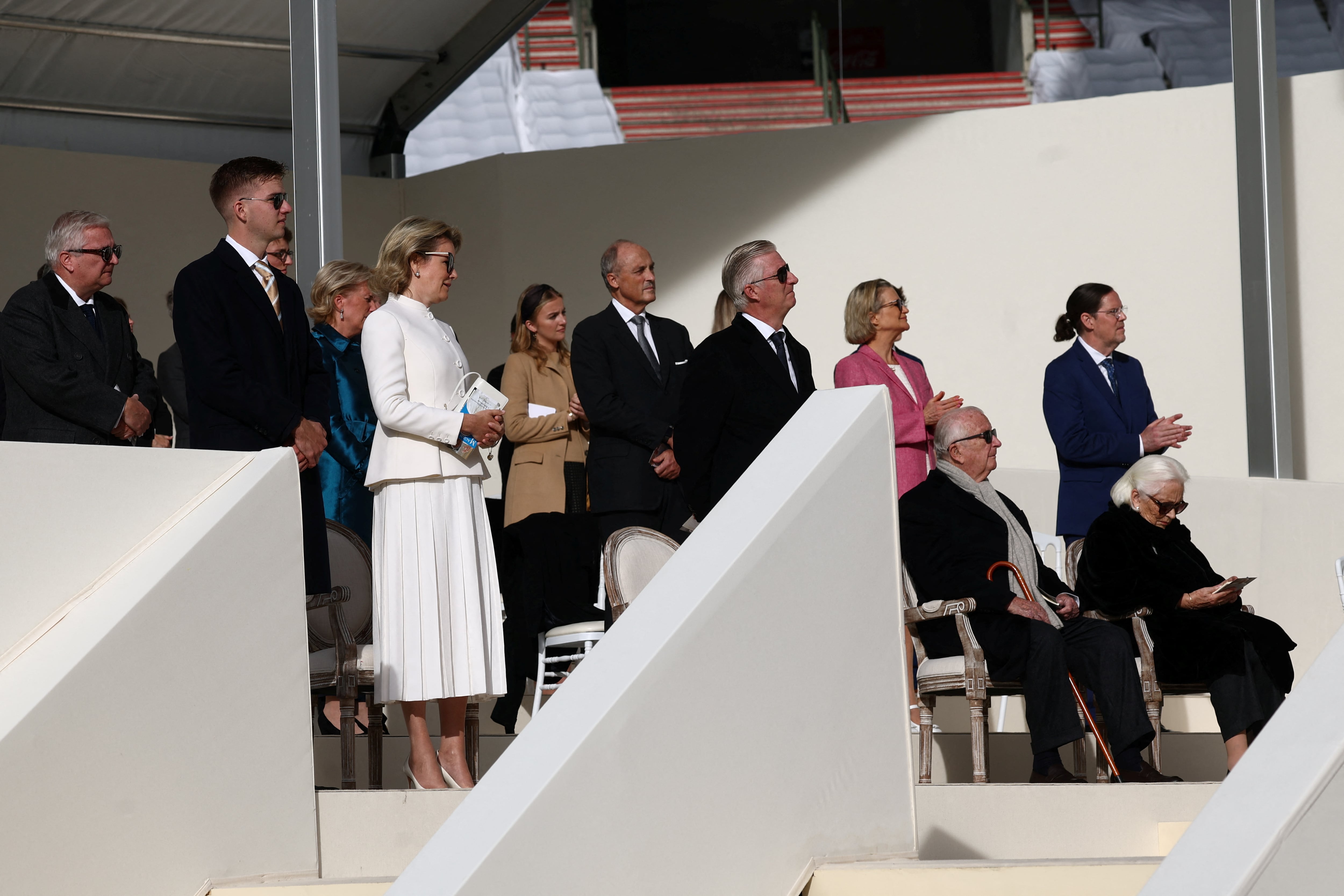 El príncipe belga Laurent, la reina Mathilde, el rey Felipe, el rey Alberto y la reina Paola asisten a una Santa Misa celebrada por el Papa Francisco en el Estadio Rey Balduino en Bruselas, Bélgica, el 29 de septiembre de 2024. REUTERS/Yves Herman 