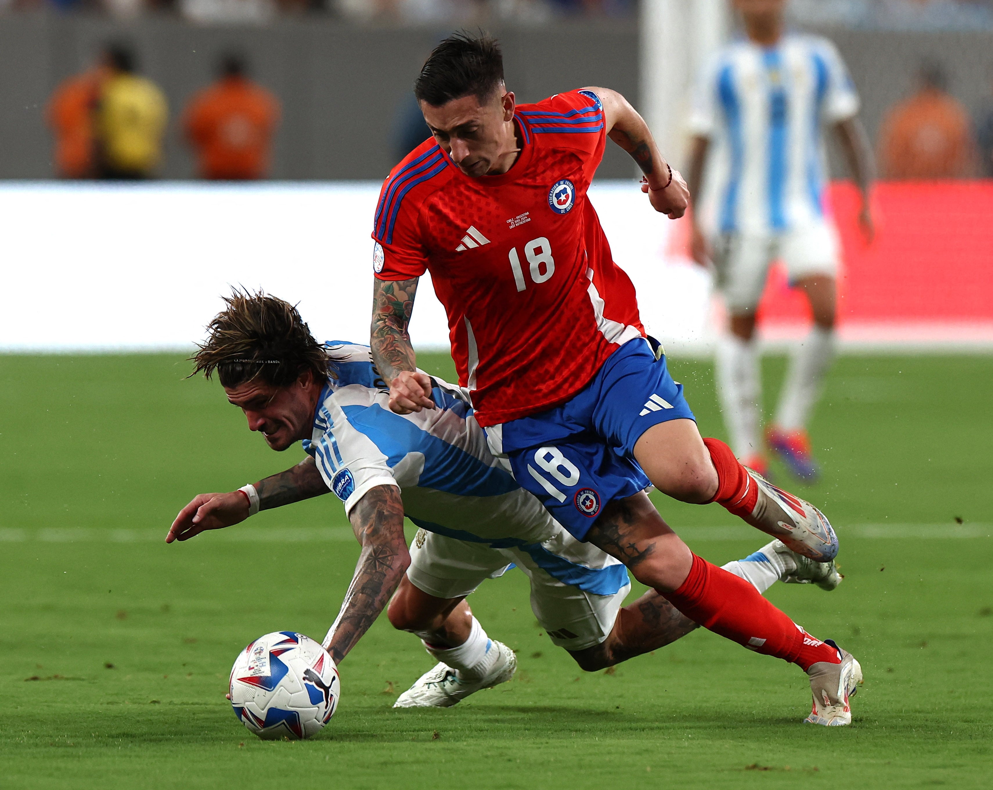 Rodrigo Echeverría fue titular contra la Argentina (REUTERS/Agustin Marcarian)