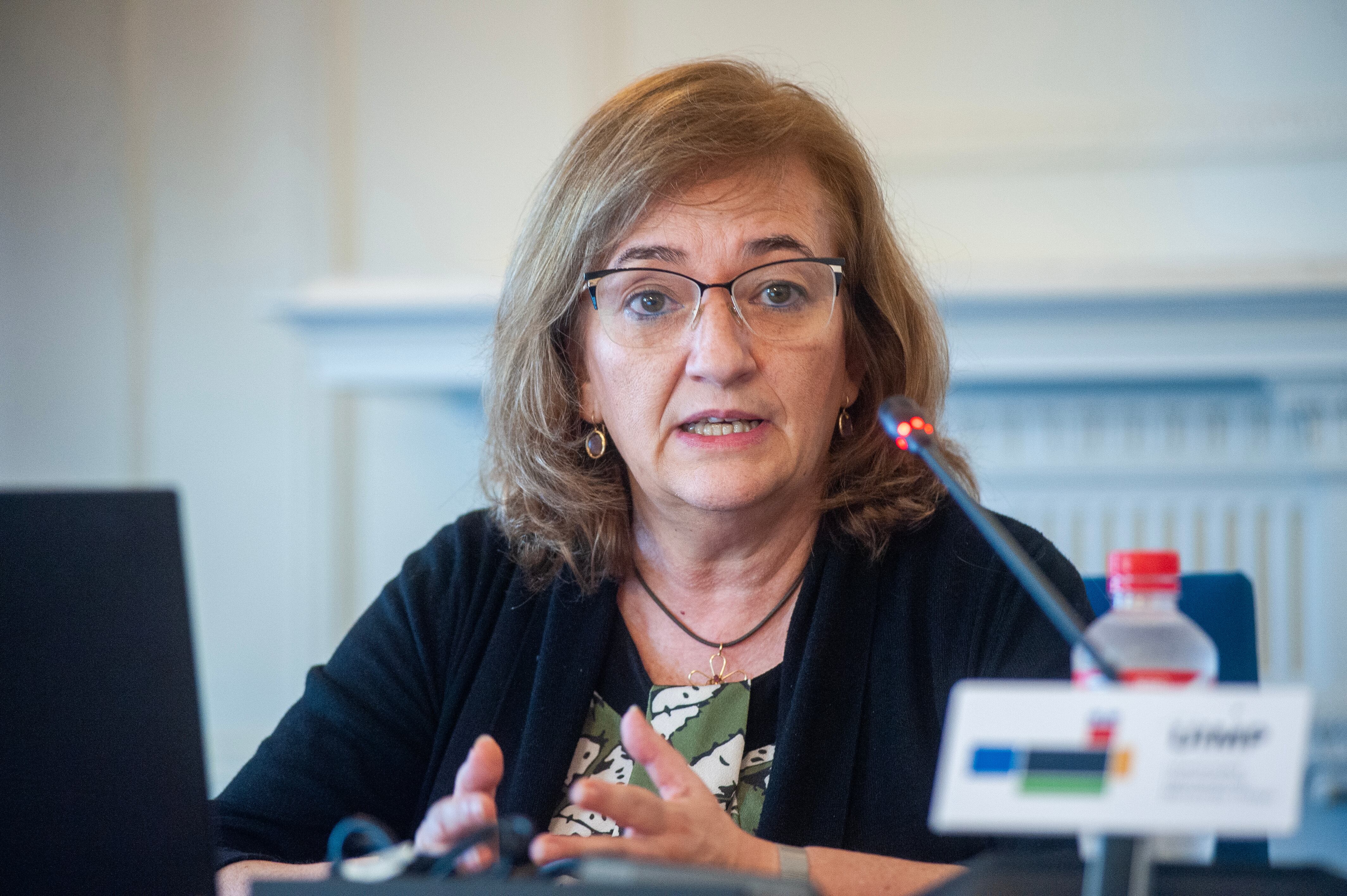 La presidenta de la AIReF, Cristina Herrero, durante su intervención en Santander. (APIE, Manuel Casamayón).