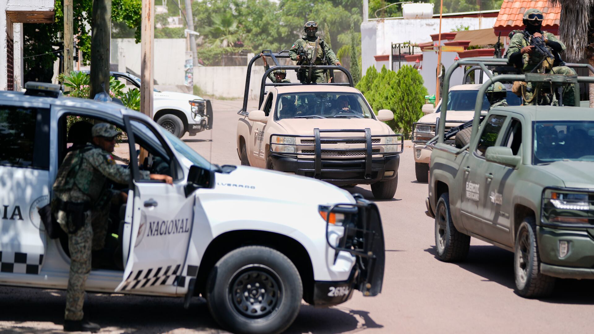 Fuerzas de la Guardia Nacional y soldados del Ejército patrullan el jueves 19 de septiembre de 2024 durante un operativo en un vecindario de Culiacán, estado de Sinaloa, México. (AP Foto/Eduardo Verdugo)