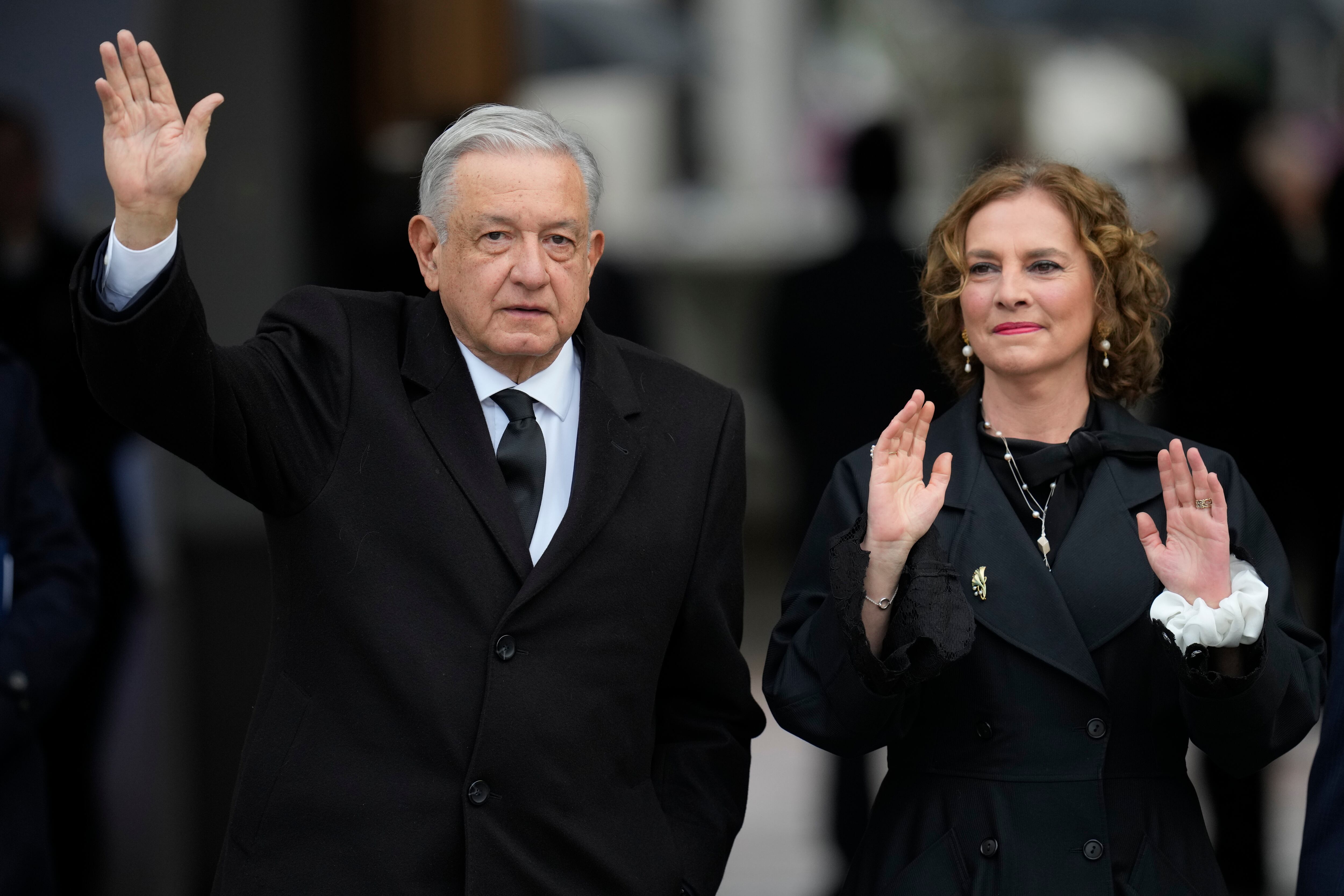 Beatriz Gutiérrez Müller luce de la mano con AMLO desde Palacio Nacioinal. (AP Foto/Esteban Félix)