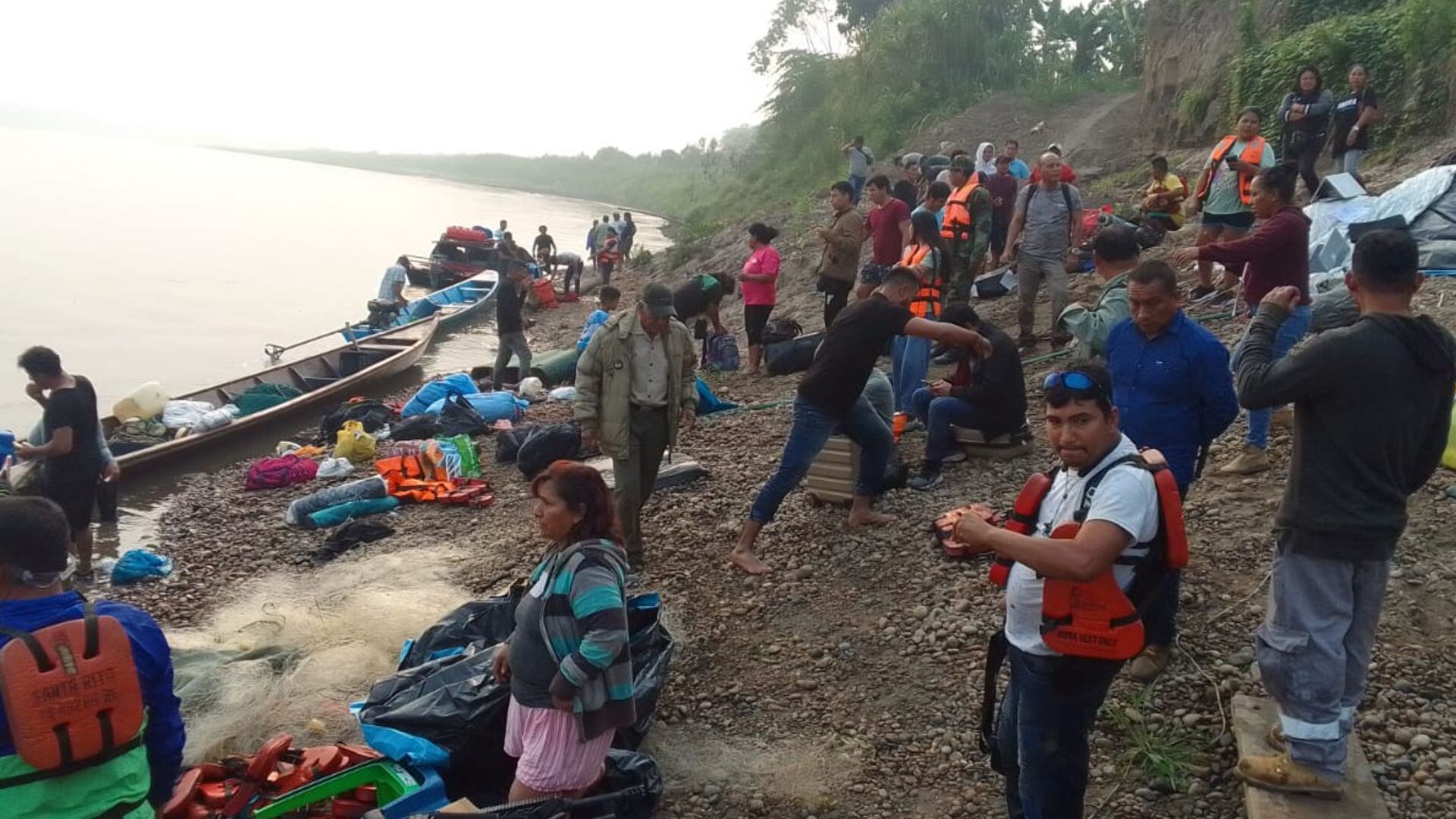 Embarcación con profesores naufragó en el río Ucayali: al menos tres fallecidos y varios desaparecidos en Pucallpa| Radio Atalaya 100.1 (Facebook)