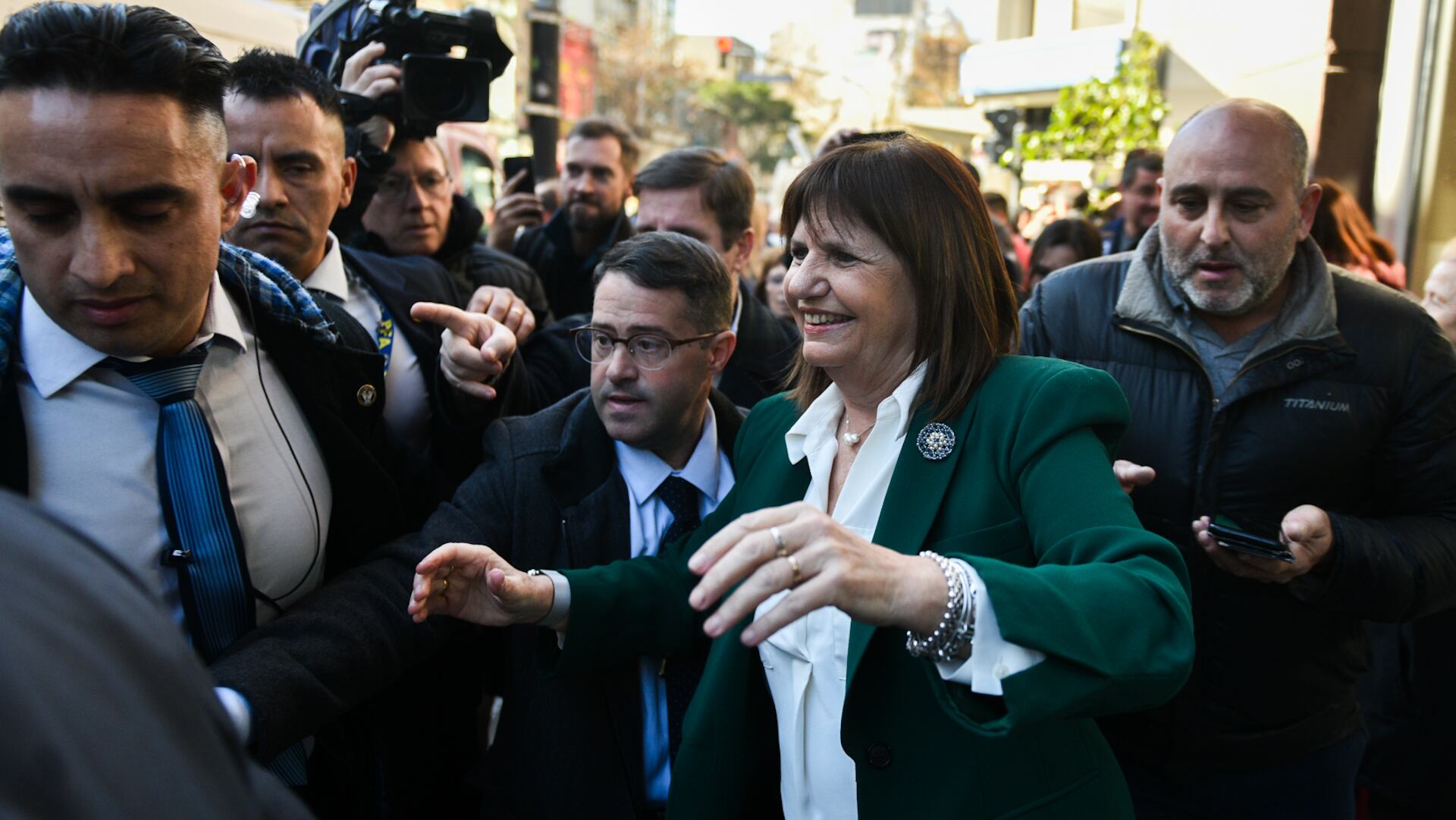 Convención PRO Patricia Bullrich saliendo de Pertutti