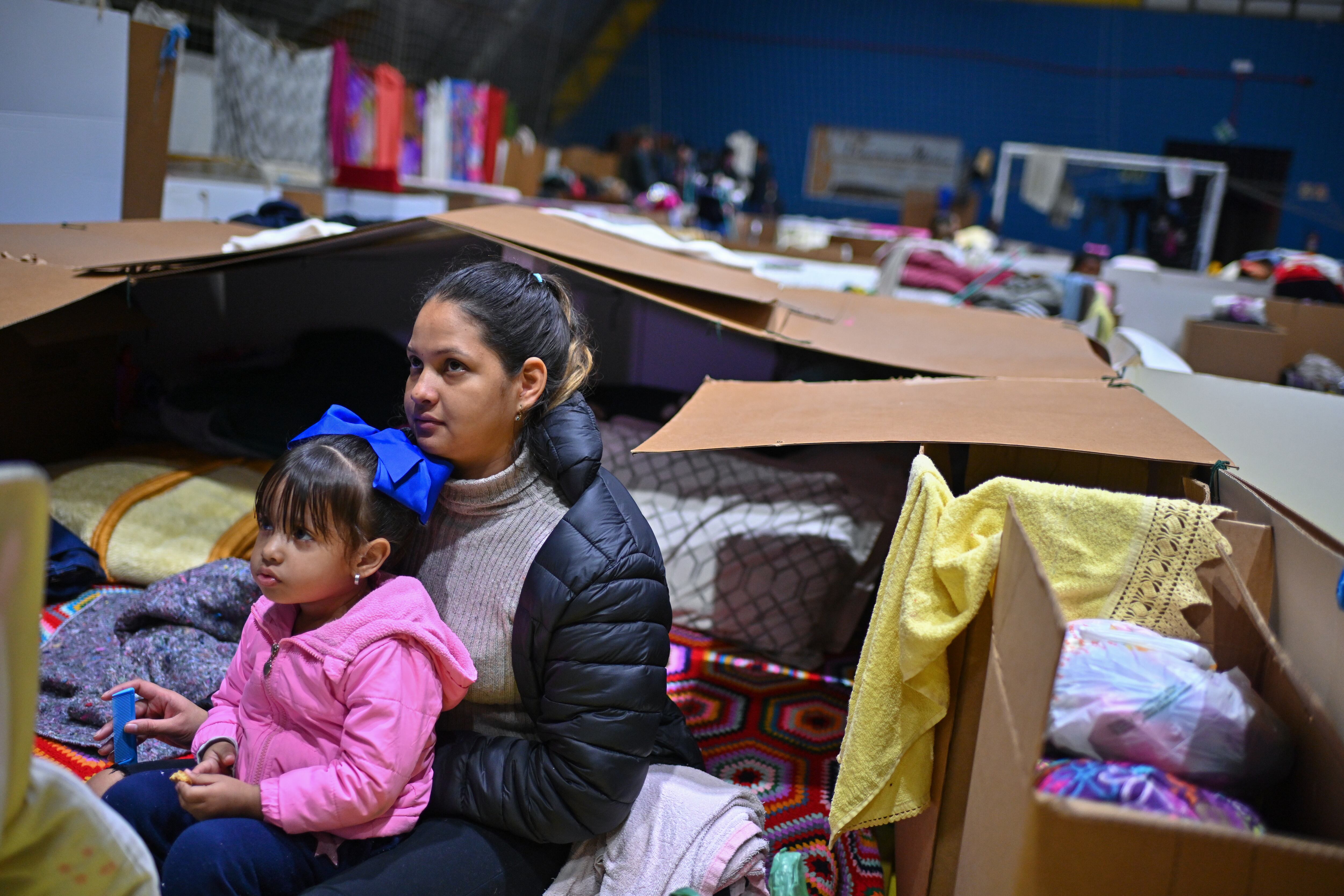 Una migrante venezolana y su hija descansan en un refugio (EFE/Andre Borges)
