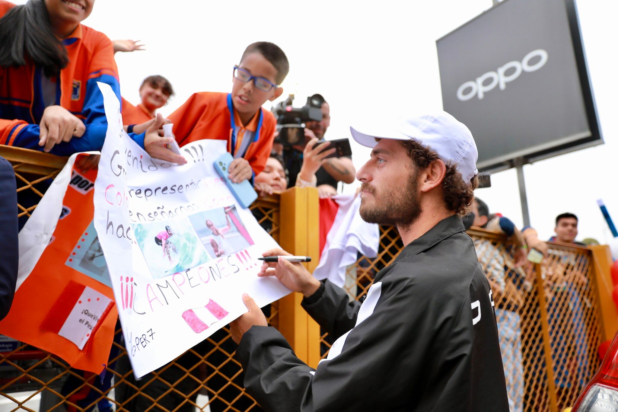 Alonso Correa recibiendo el calor de los más pequeños. - Crédito: Difusión