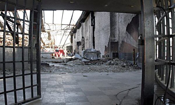 El interior del supermercado. Las puertas de rejas fueron cerradas y dejaron a mucha gente a merced de las llamas