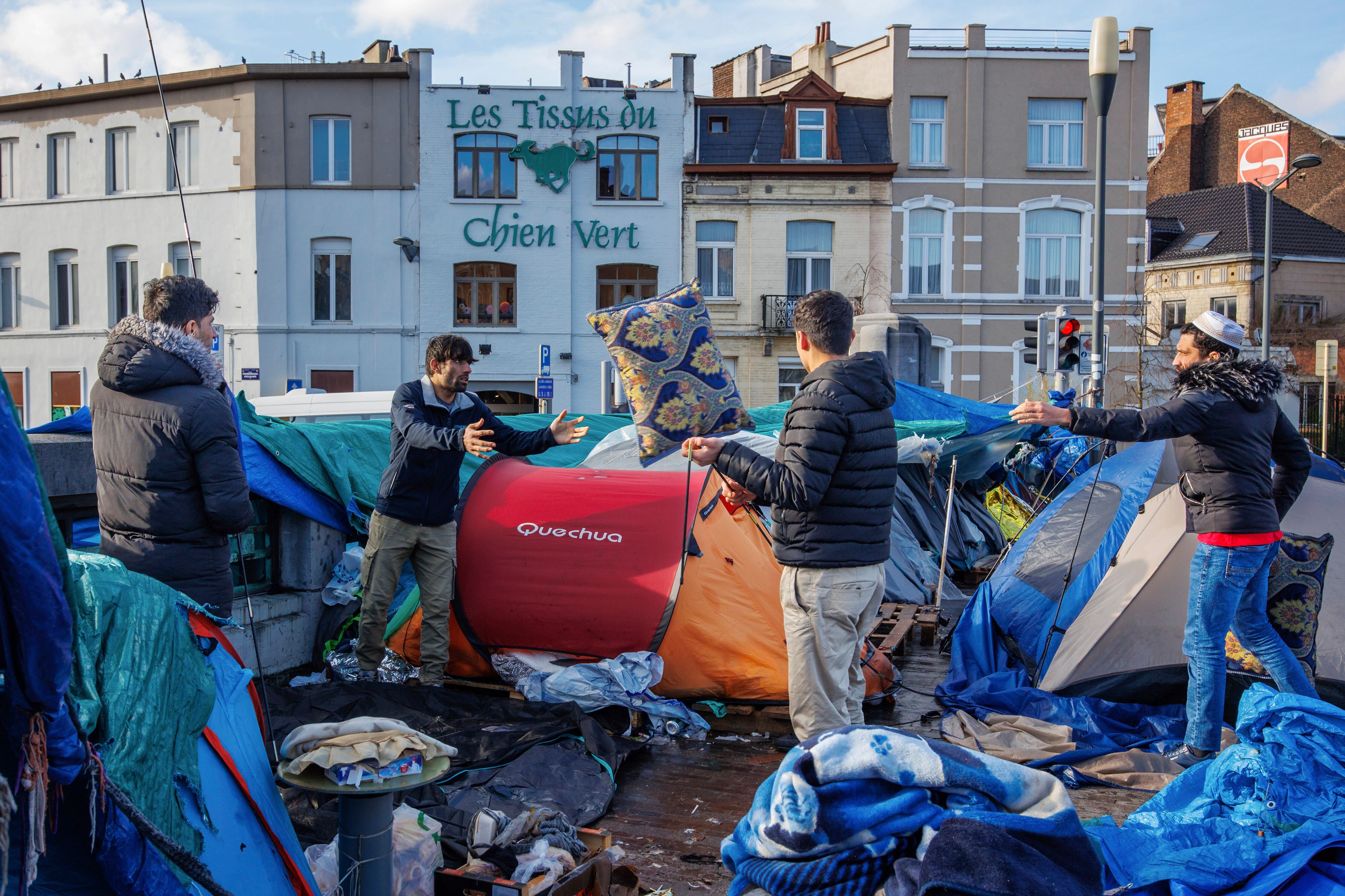 ARCHIVO - Hombres se instalan en un campamento improvisado frente al centro de recepción Petit Chateau en Bruselas. (AP Foto/Olivier Matthys, File)