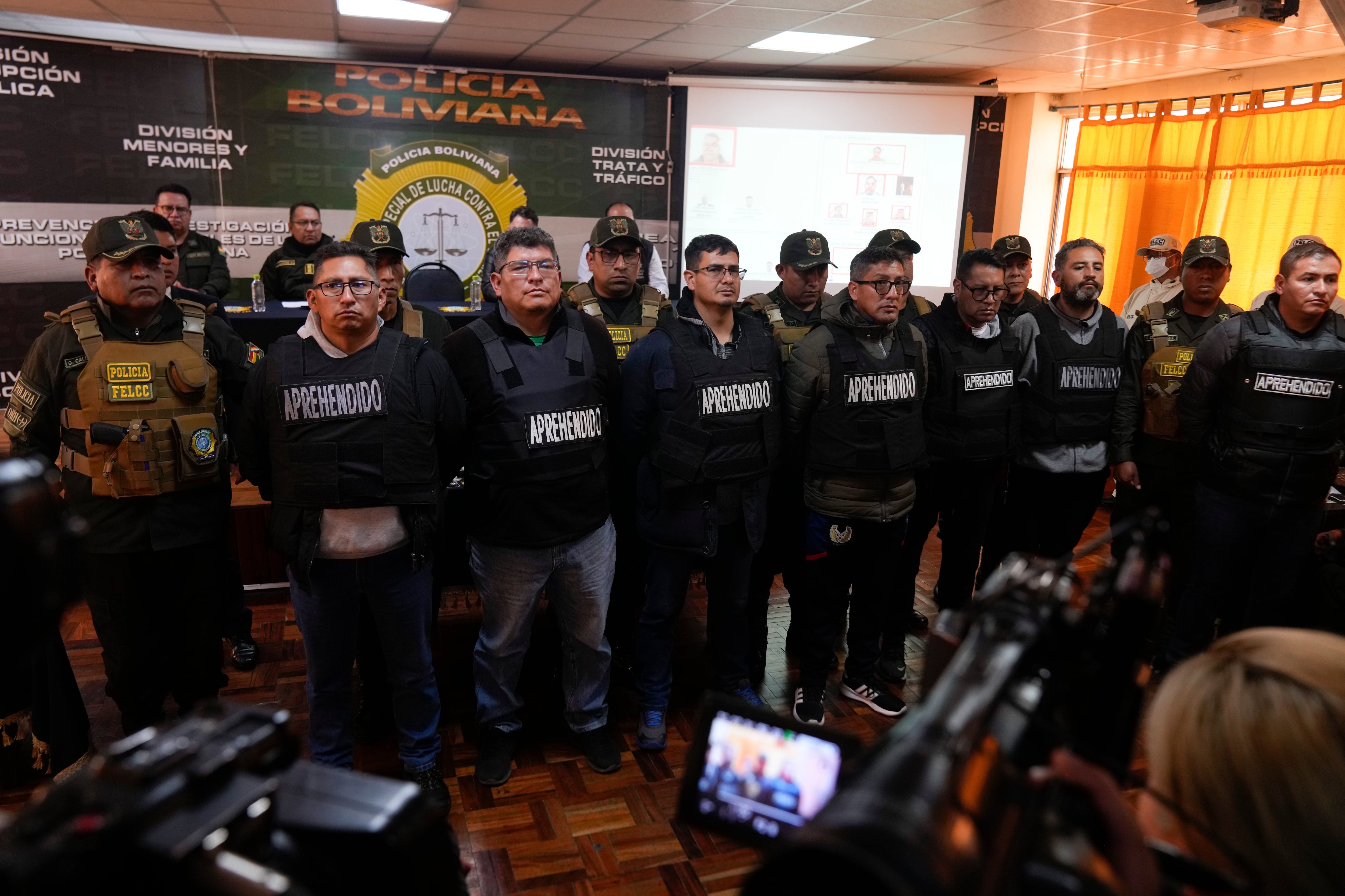 Varios detenidos por su presunta participación en el intento fallido de golpe del día anterior presentados ante la prensa en La Paz (AP Foto/Juan Karita)