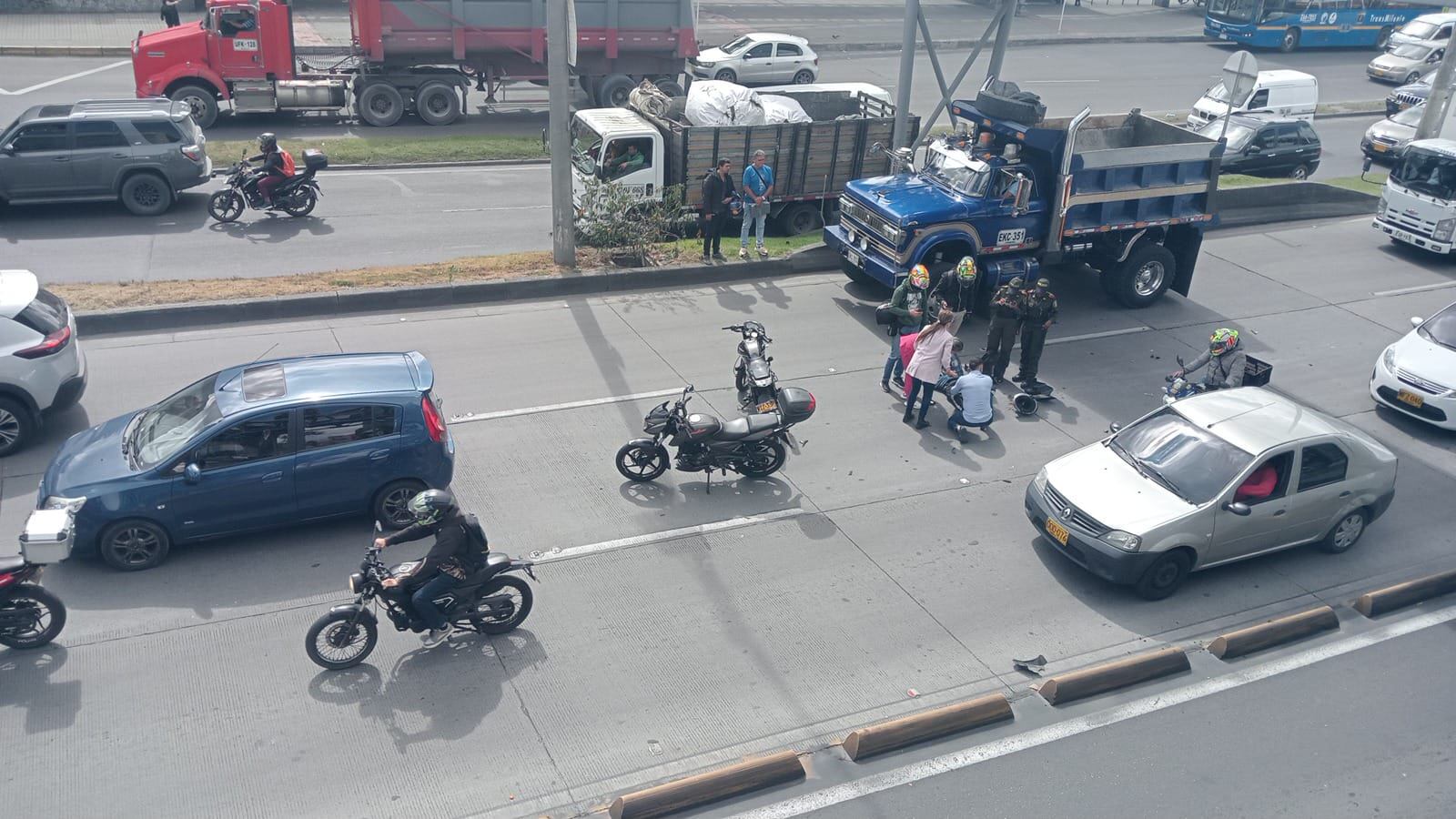 Accidente de motociclista cerca de la estación Calle 100 de TransMilenio - crédito Infobae Colombia