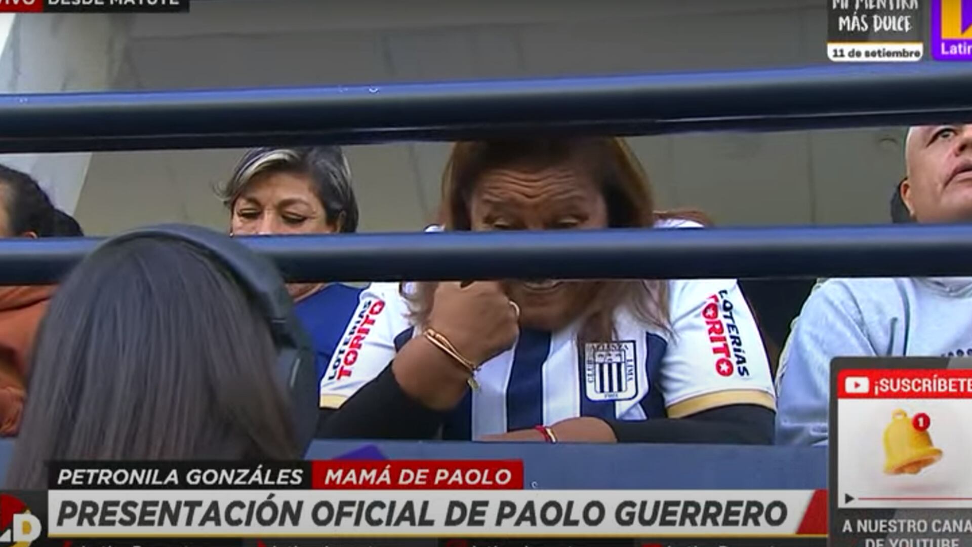 Doña Peta emocionada en la presentación de Paolo Guerrero.