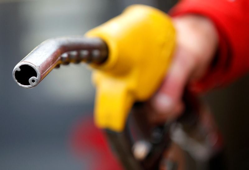 Los gases de combustible mientras se llena el tanque pueden ocasionar explosiones si se acerca un teléfono celular o un cigarrillo. REUTERS/Max Rossi