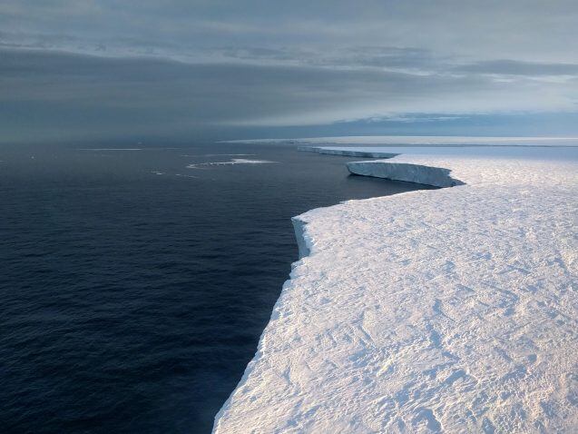 Otro grupo de expertos de Escocia estudió las formas cambiantes de las protuberancias en la superficie del hielo que marcan los lugares donde los glaciares están anclados/Archvivo Earth Observatory) 