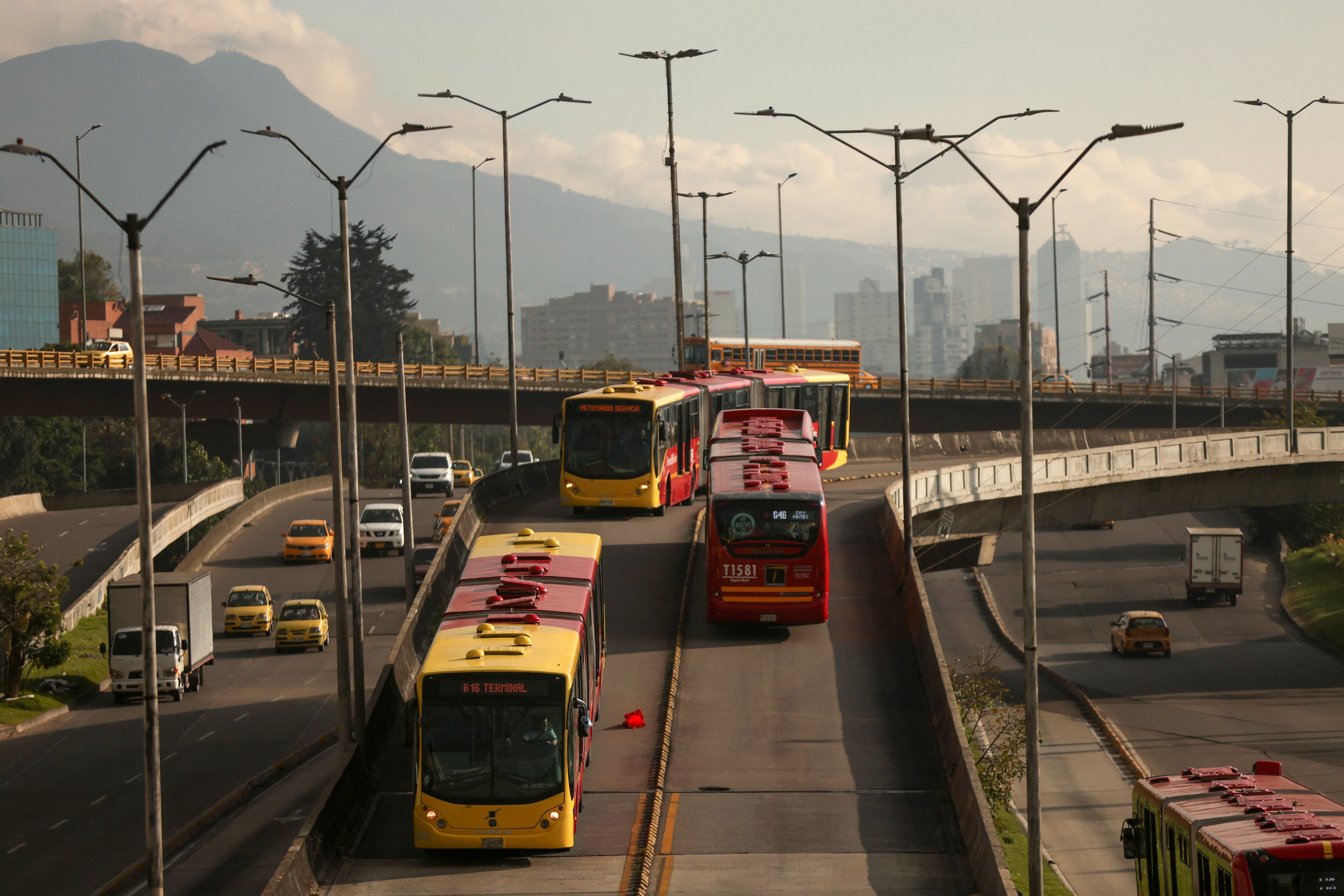 Transmilenio inició sus operaciones con normalidad y recordó que el sábado 14 de septiembre los buses estarán operando hasta las 11:00 p. m. - crédito Luisa Gonzalez/ REUTERS