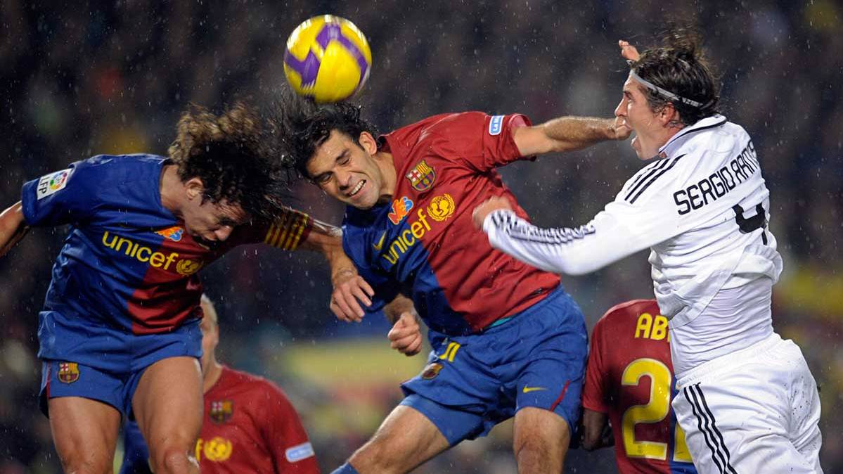 Carles Puyol y Rafael Márquez, durante su etapa en el FC Barcelona. Foto del archivo