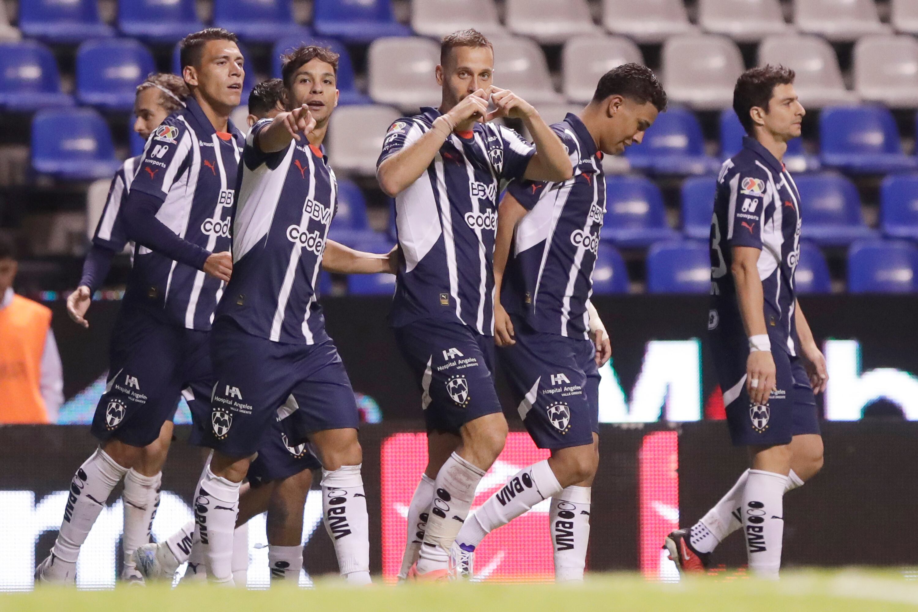 Jugadores de Monterrey festejan un gol este viernes, durante un partido de la jornada 16 del torneo mexicano de fútbol, entre Puebla y Monterrey en el estadio Cuauhtémoc, en Puebla (México). EFE/ Hilda Ríos
