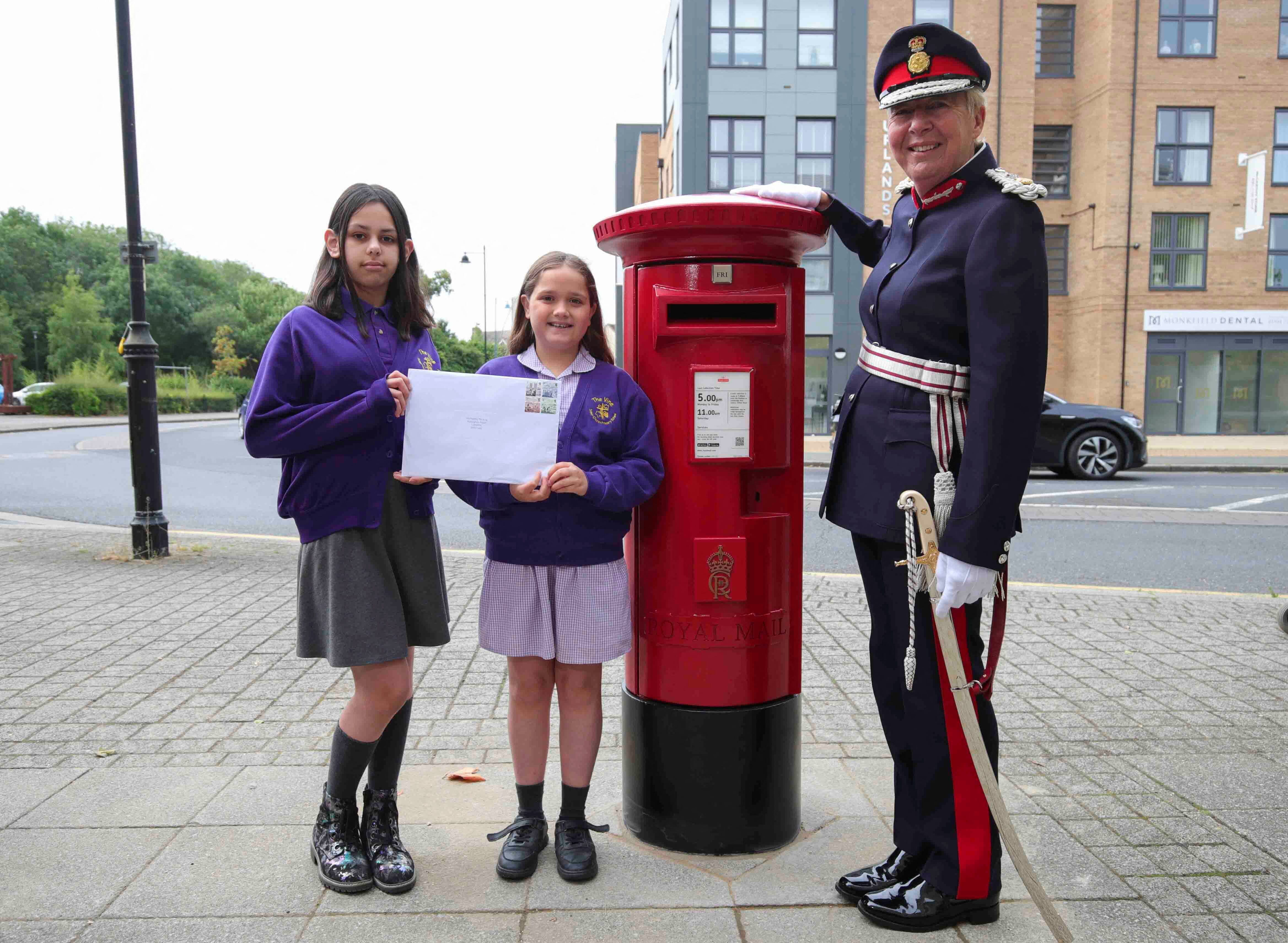 Royal Mail presentó en Great Cambourne el primer buzón con la cifra del rey Carlos III (REUTERS/Chris Radburn)