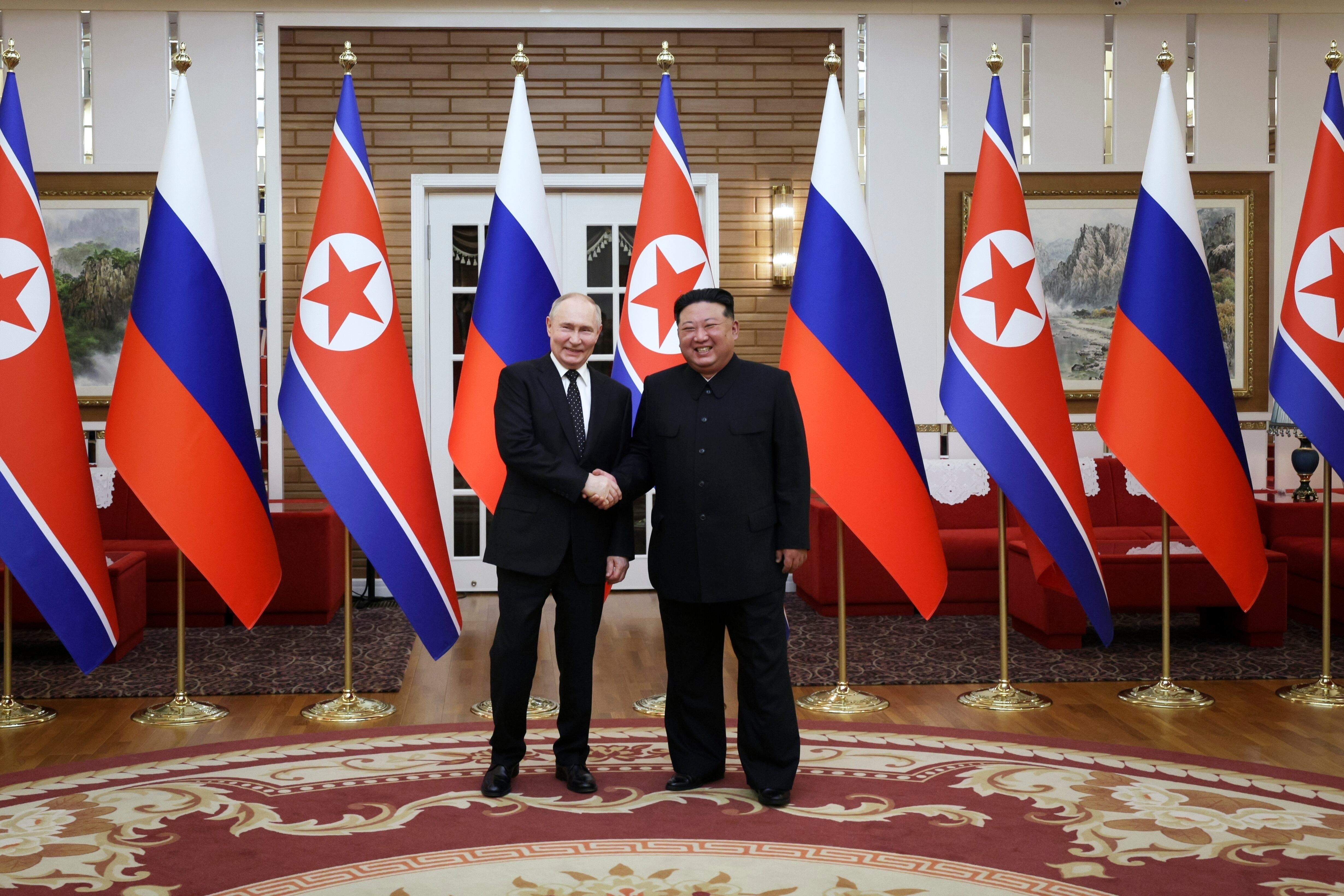 El presidente de Rusia, Vladimir Putin, posa con el líder norcoreano, Kim Jong Un (Gavriil Grigorov/Sputnik/Kremlin Pool Foto vía AP)