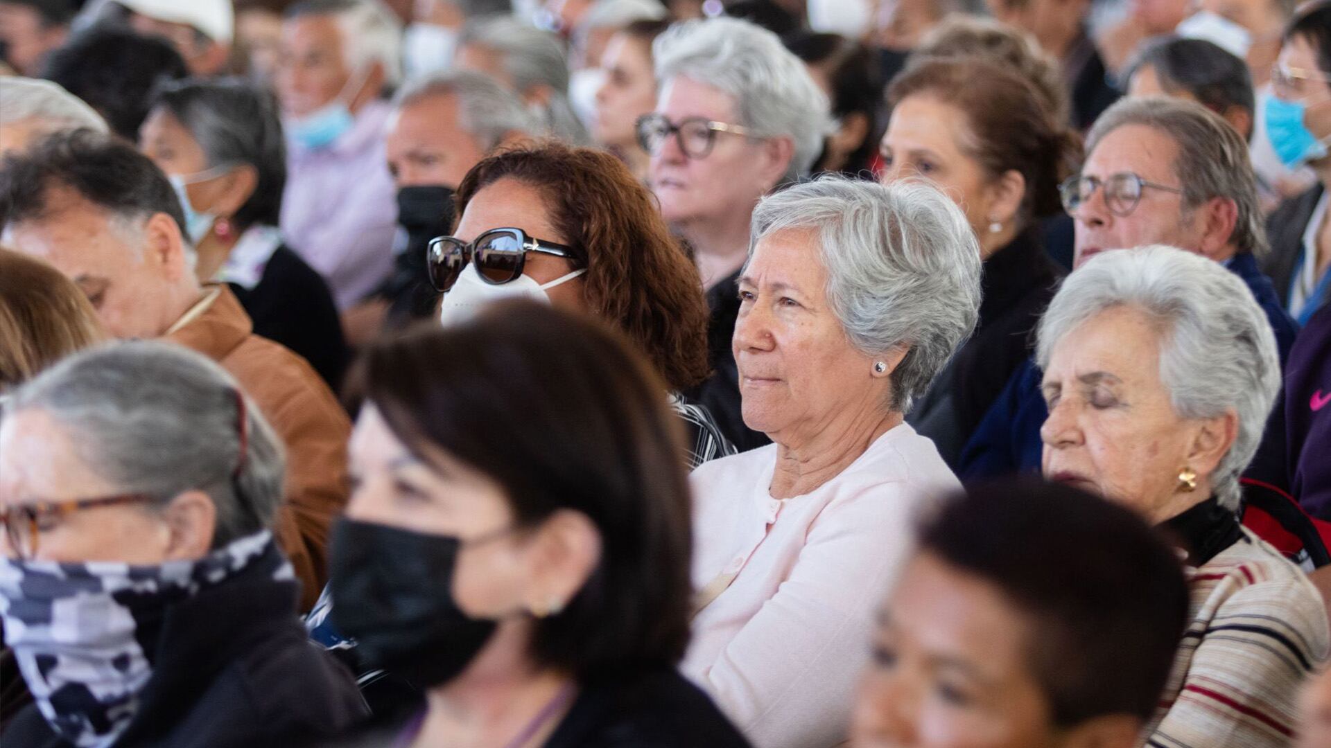 Ciudadanos de la tercera edad formados para obtener su pensión del bienestar en México.