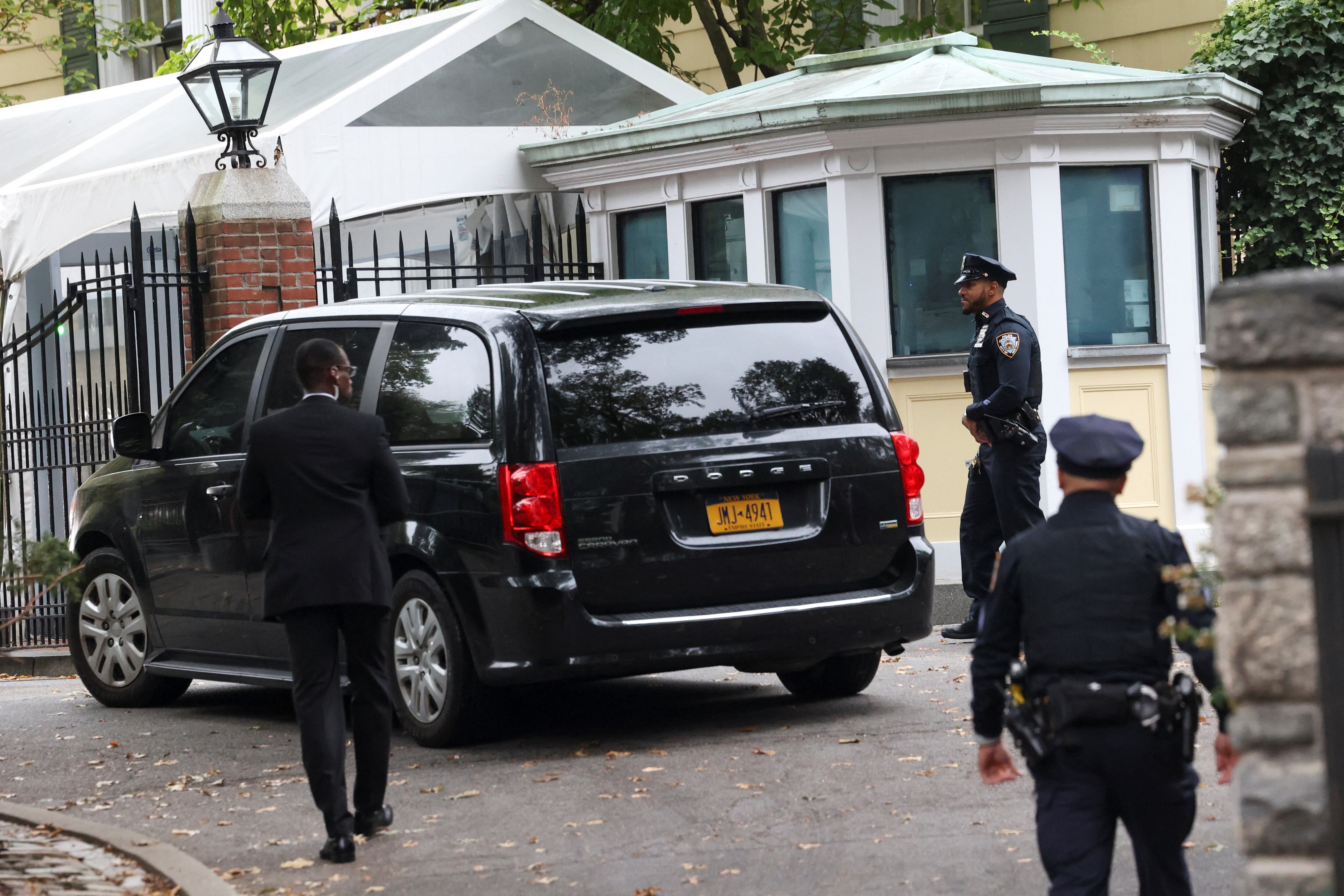 Un automóvil espera afuera de Gracie Mansion, la residencia oficial del alcalde de la ciudad de Nueva York, Eric Adams, en medio de informes de que será acusado de delitos federales en la ciudad de Nueva York, EE. UU., El 26 de septiembre de 2024. REUTERS/Caitlin Ochs