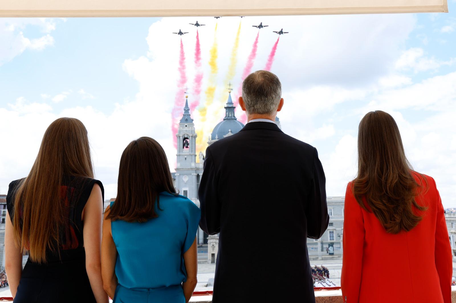 Los reyes Felipe VI y Letizia, junto a la princesa Leonor y la infanta Sofía viendo a la Patrulla Águila sobrevolar el Palacio Real. (Casa Real)